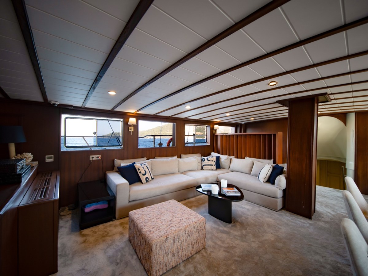 https://s3.amazonaws.com/boss.yatco.com/ForCharter/Vessel/Photo/3235/large_67318.jpg