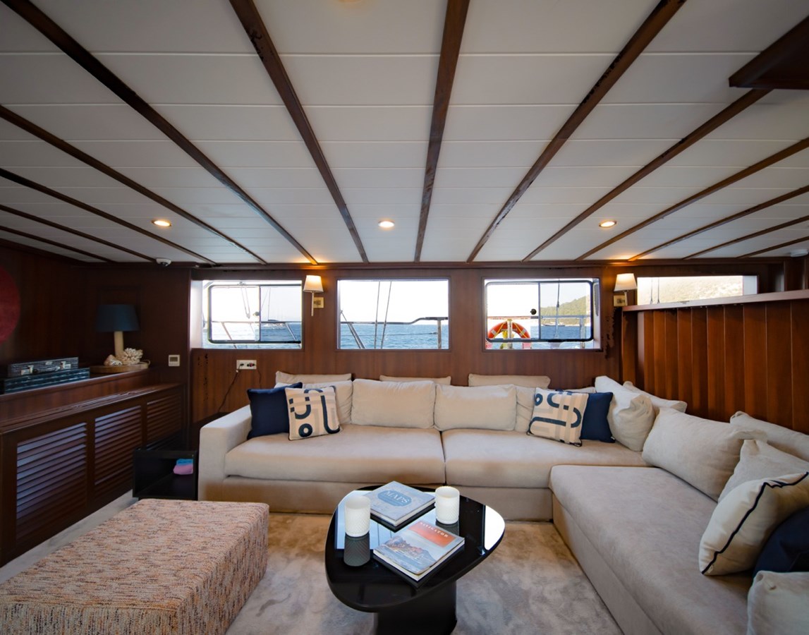 https://s3.amazonaws.com/boss.yatco.com/ForCharter/Vessel/Photo/3235/large_67319.jpg