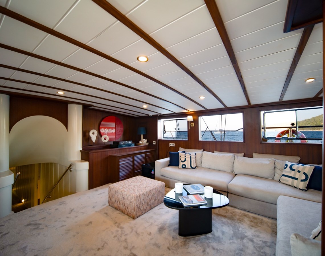 https://s3.amazonaws.com/boss.yatco.com/ForCharter/Vessel/Photo/3235/large_67320.jpg