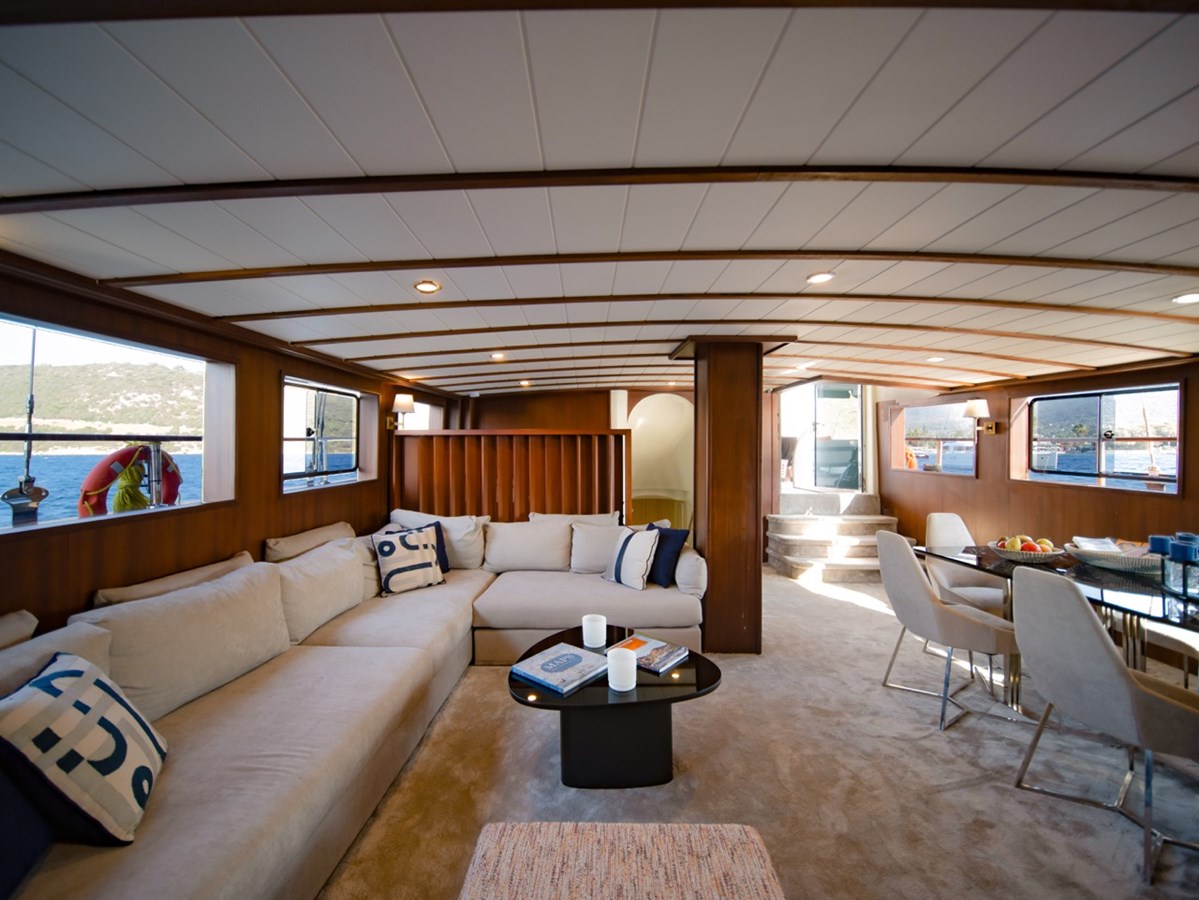 https://s3.amazonaws.com/boss.yatco.com/ForCharter/Vessel/Photo/3235/large_67321.jpg