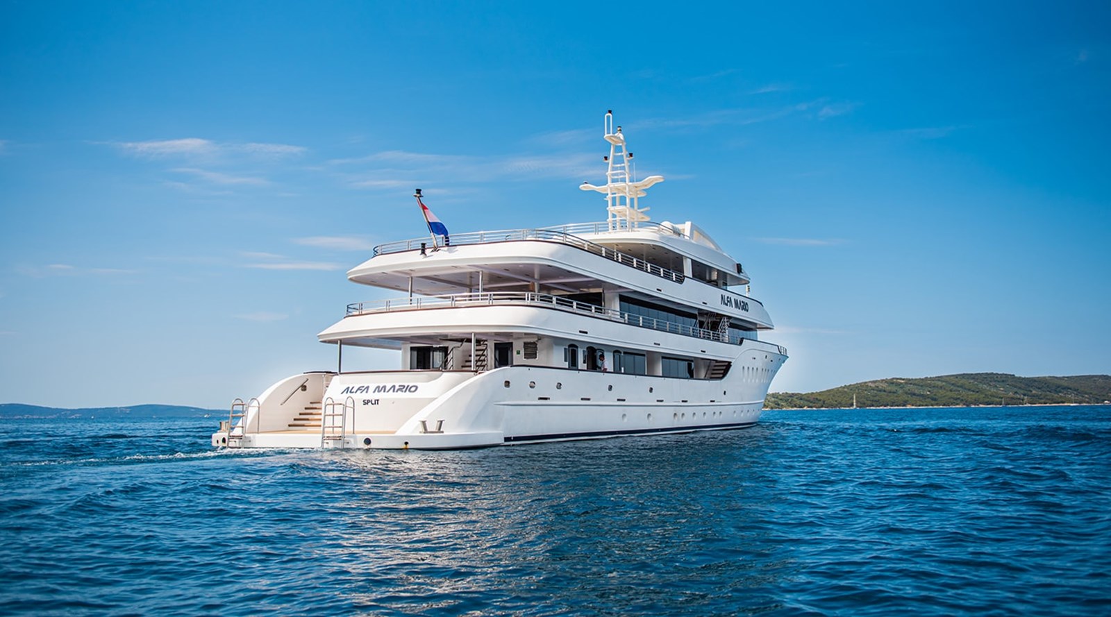https://s3.amazonaws.com/boss.yatco.com/ForCharter/Vessel/Photo/3247/large_26987.jpg