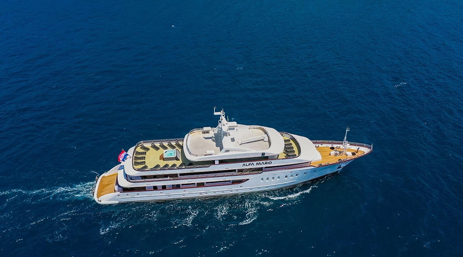 https://s3.amazonaws.com/boss.yatco.com/ForCharter/Vessel/Photo/3247/large_26988.jpg