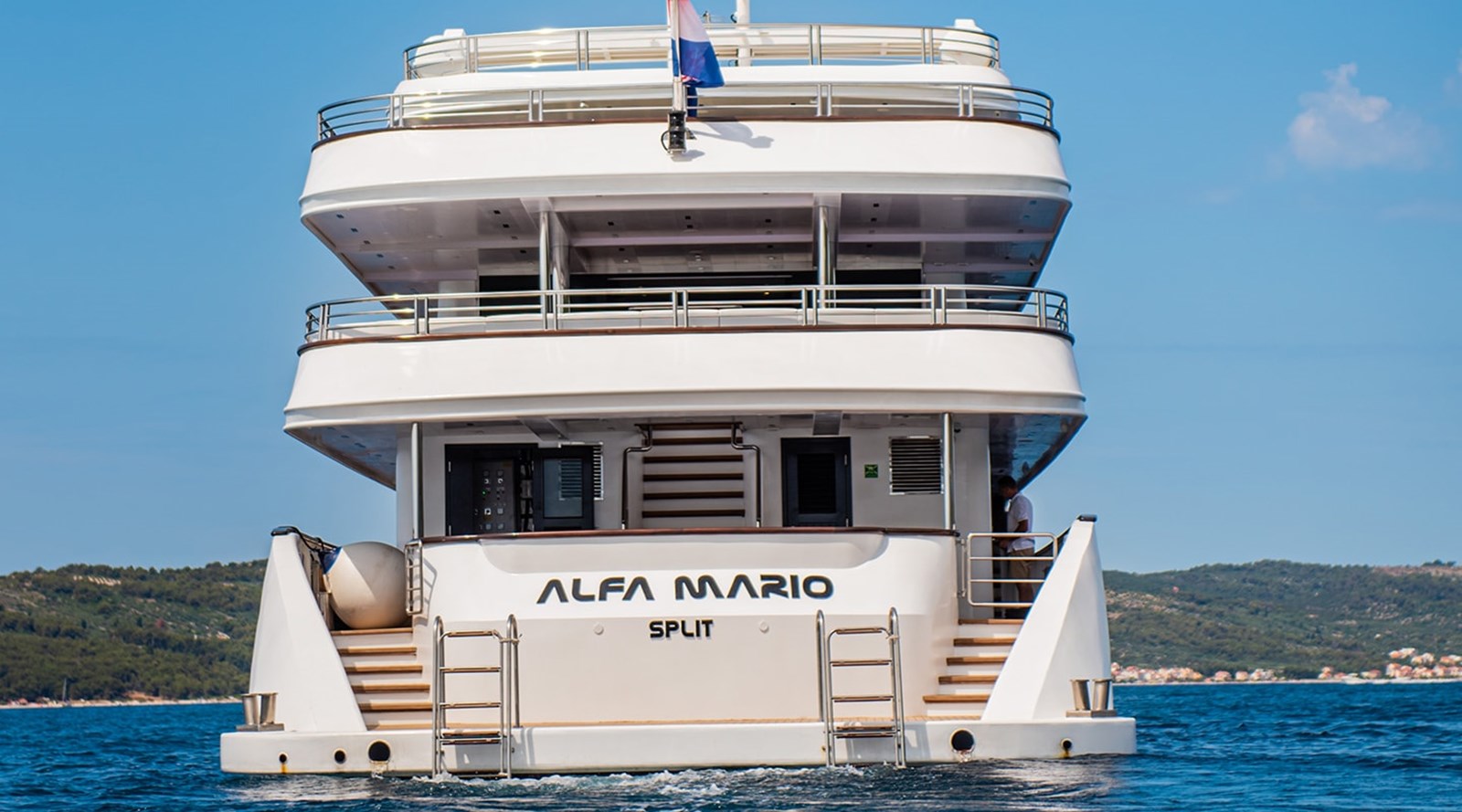 https://s3.amazonaws.com/boss.yatco.com/ForCharter/Vessel/Photo/3247/large_26989.jpg