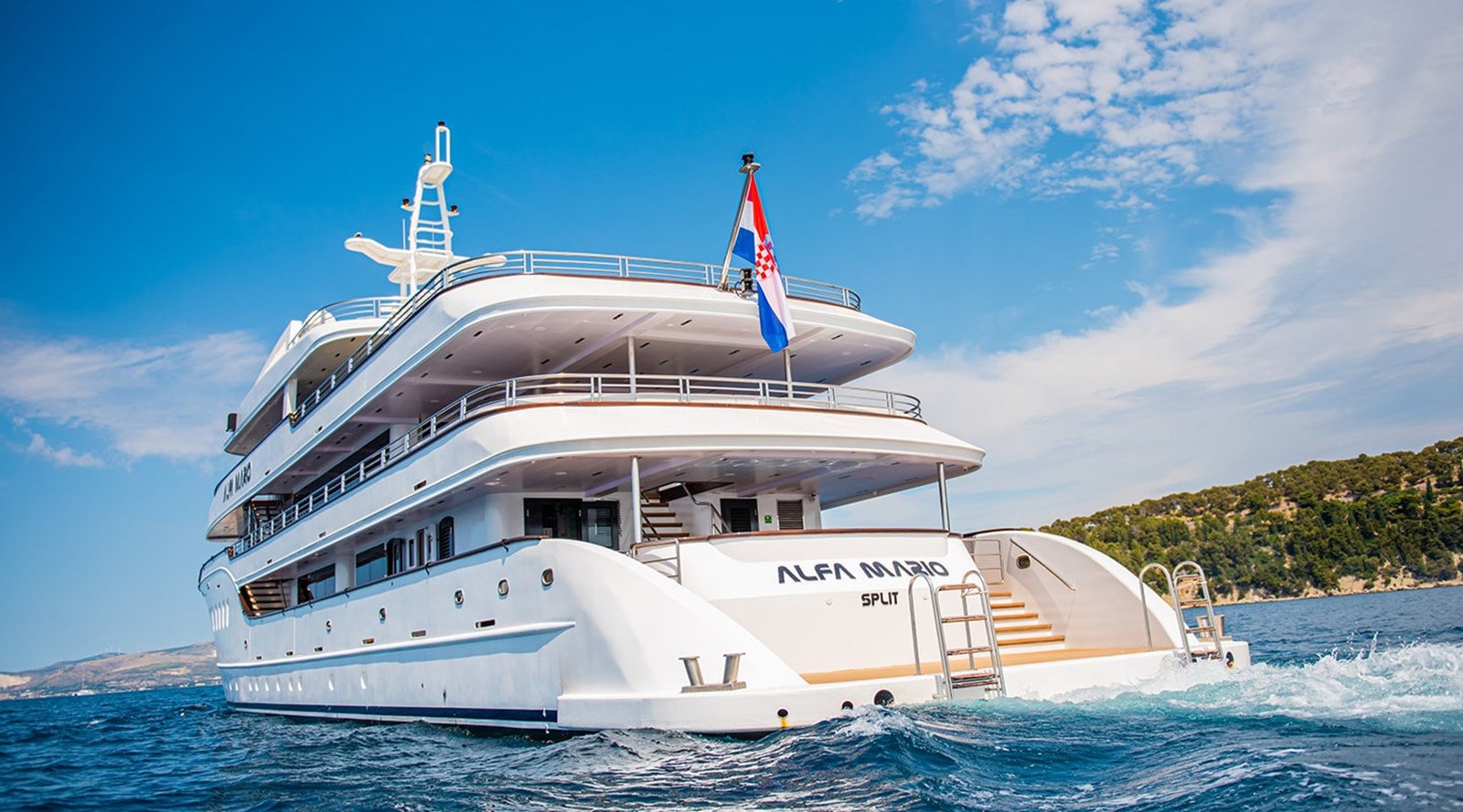 https://s3.amazonaws.com/boss.yatco.com/ForCharter/Vessel/Photo/3247/large_26992.jpg