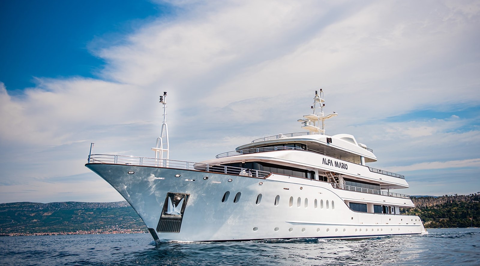 https://s3.amazonaws.com/boss.yatco.com/ForCharter/Vessel/Photo/3247/large_26993.jpg