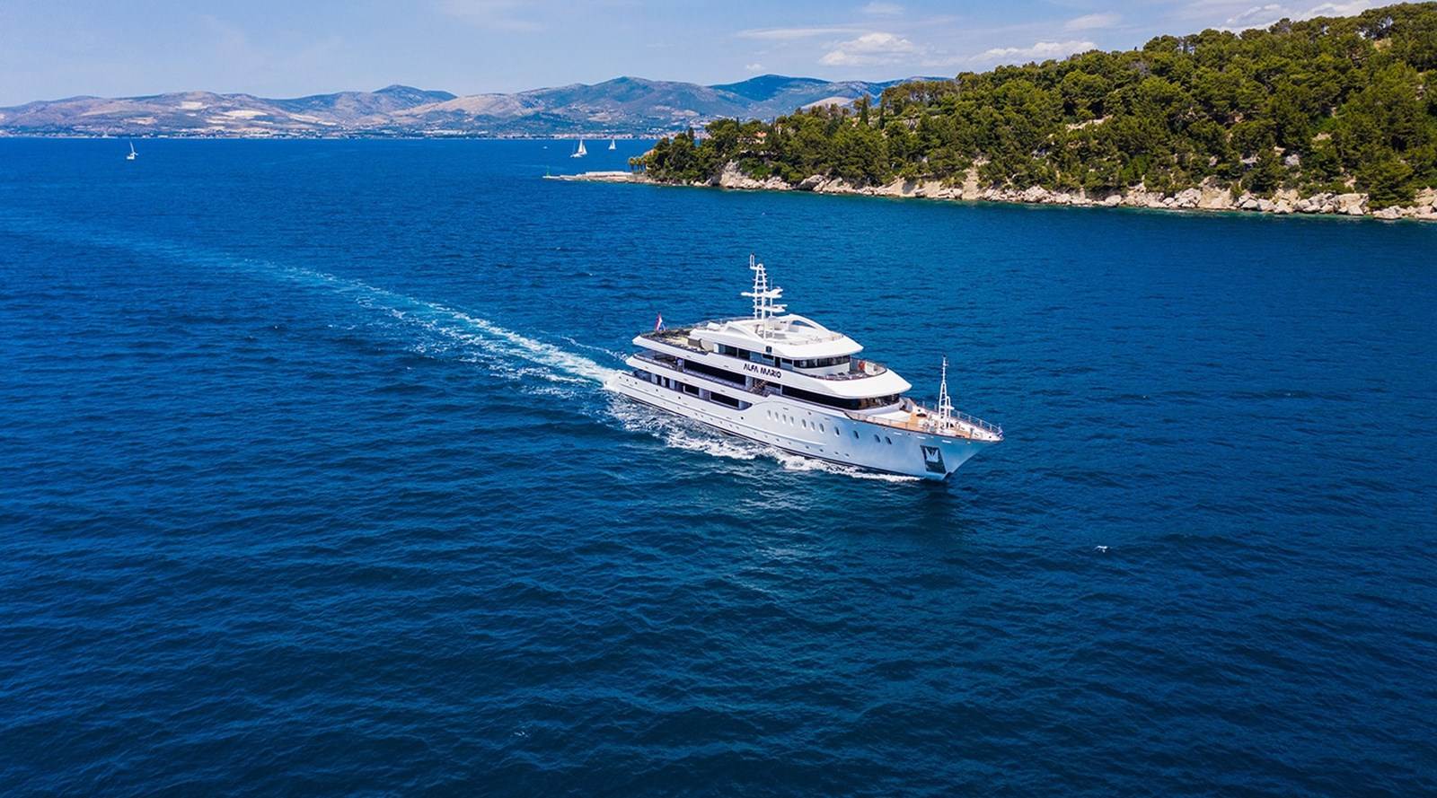https://s3.amazonaws.com/boss.yatco.com/ForCharter/Vessel/Photo/3247/large_26994.jpg