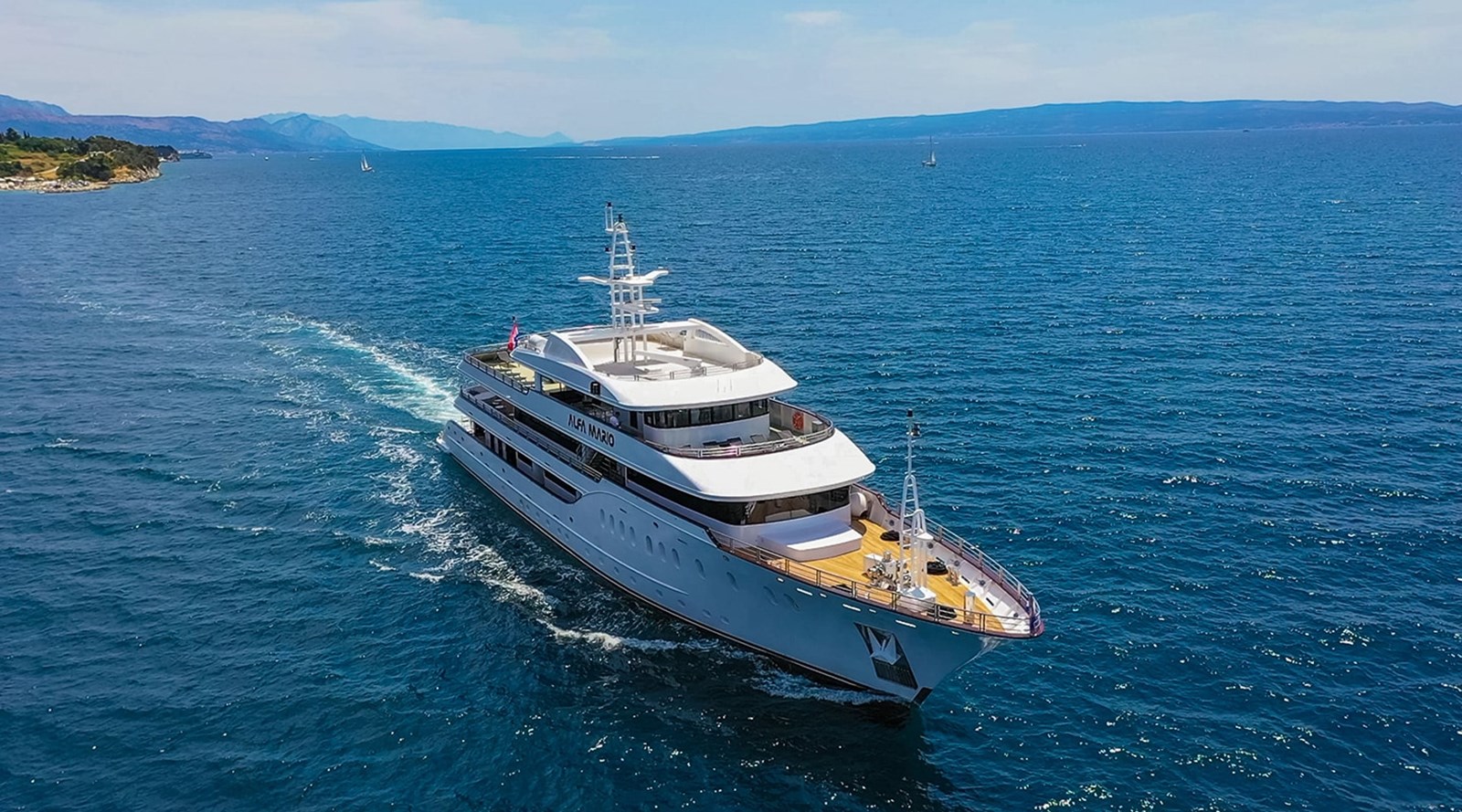 https://s3.amazonaws.com/boss.yatco.com/ForCharter/Vessel/Photo/3247/large_26995.jpg