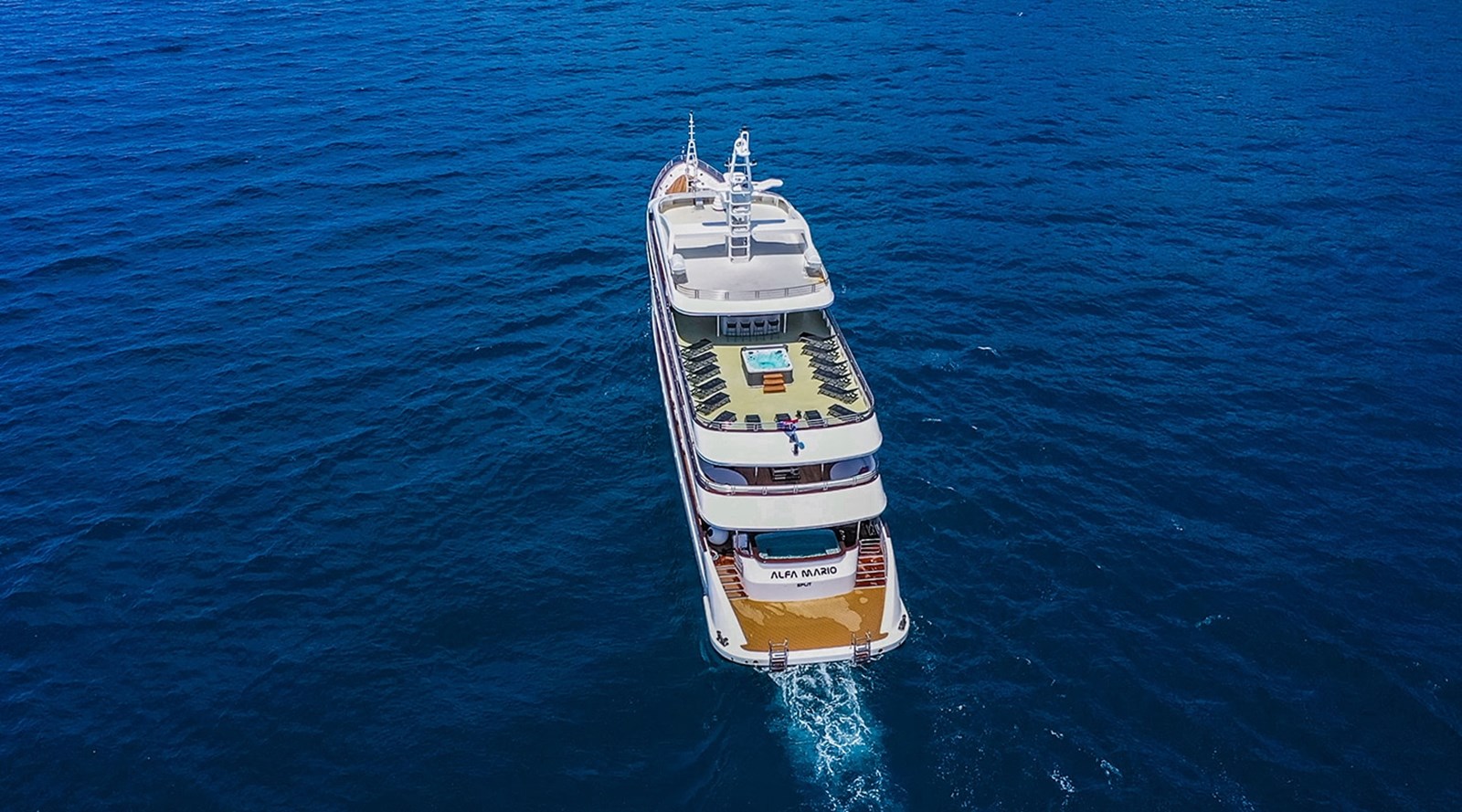 https://s3.amazonaws.com/boss.yatco.com/ForCharter/Vessel/Photo/3247/large_26996.jpg