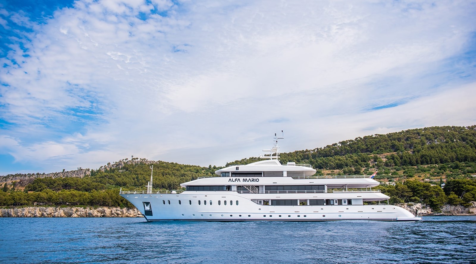 https://s3.amazonaws.com/boss.yatco.com/ForCharter/Vessel/Photo/3247/large_26998.jpg