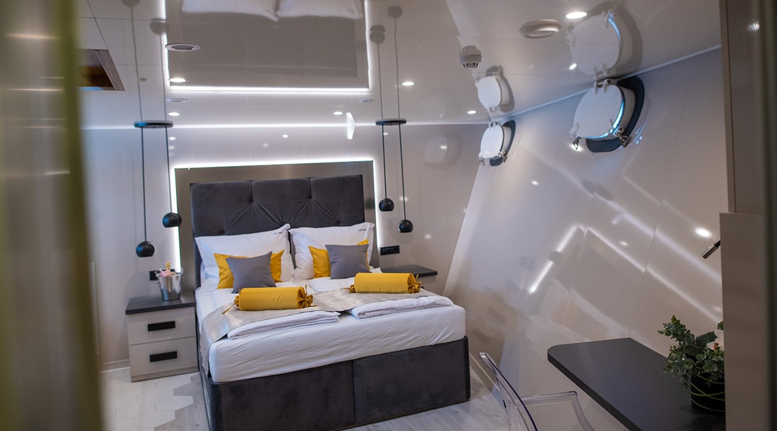 https://s3.amazonaws.com/boss.yatco.com/ForCharter/Vessel/Photo/3247/large_27002.jpg