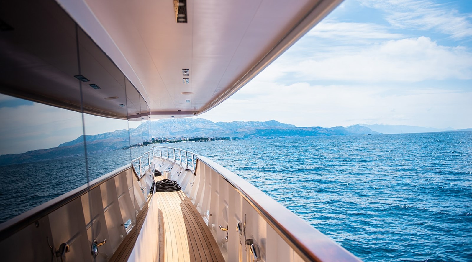 https://s3.amazonaws.com/boss.yatco.com/ForCharter/Vessel/Photo/3247/large_27017.jpg