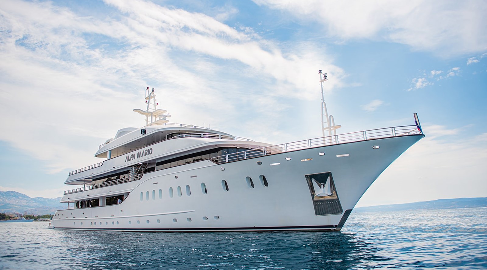 https://s3.amazonaws.com/boss.yatco.com/ForCharter/Vessel/Photo/3247/large_27018.jpg