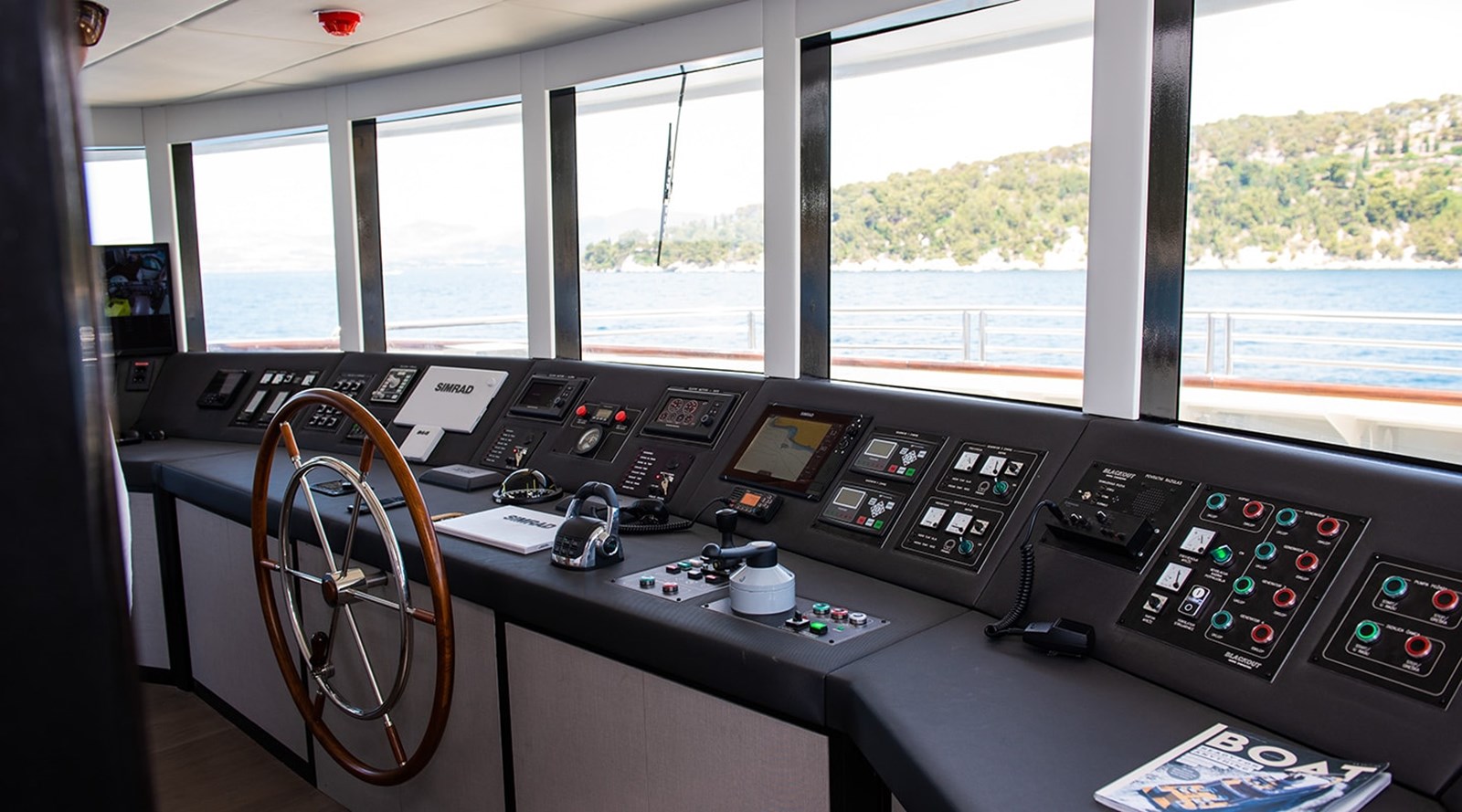 https://s3.amazonaws.com/boss.yatco.com/ForCharter/Vessel/Photo/3247/large_27022.jpg