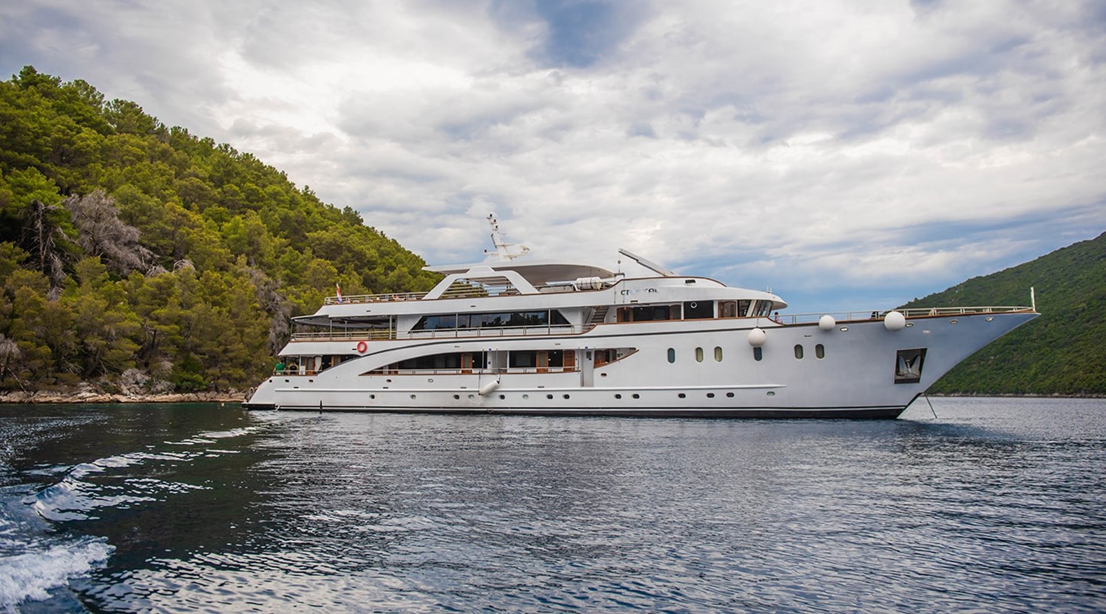 https://s3.amazonaws.com/boss.yatco.com/ForCharter/Vessel/Photo/3250/large_27105.jpg