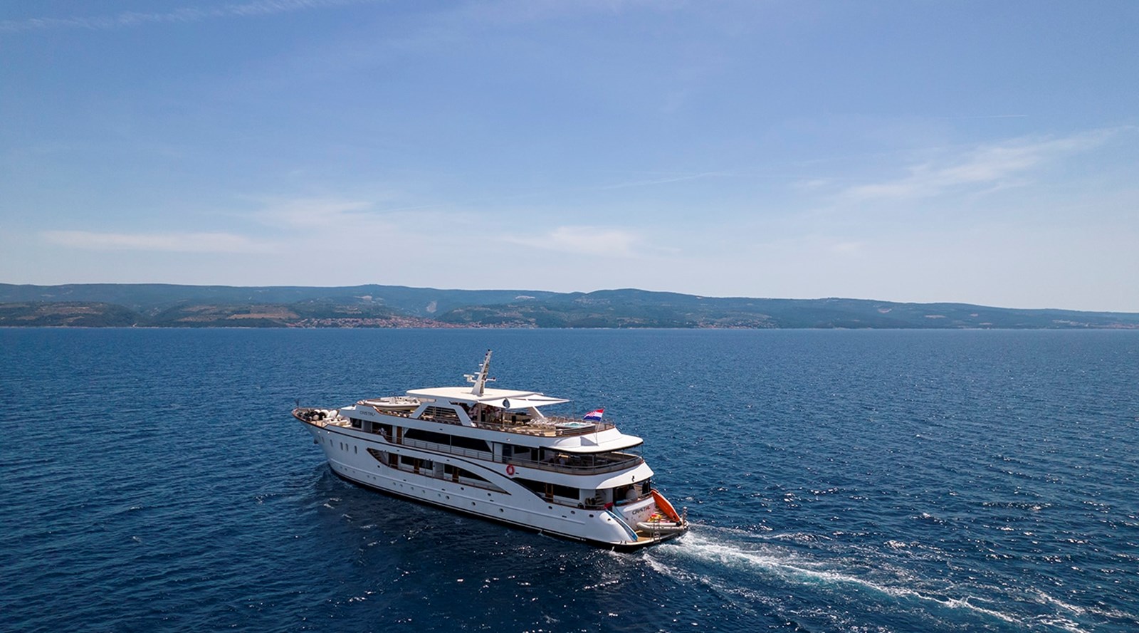 https://s3.amazonaws.com/boss.yatco.com/ForCharter/Vessel/Photo/3250/large_27106.jpg