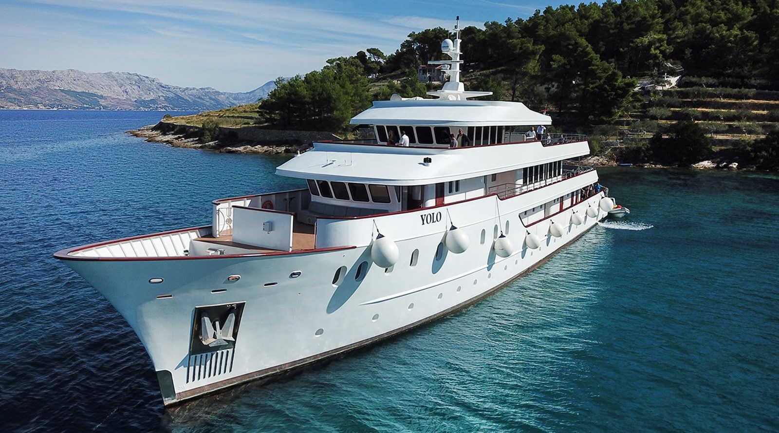 https://s3.amazonaws.com/boss.yatco.com/ForCharter/Vessel/Photo/3251/large_27140.jpg