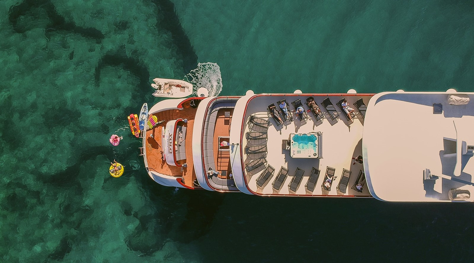 https://s3.amazonaws.com/boss.yatco.com/ForCharter/Vessel/Photo/3251/large_27142.jpg