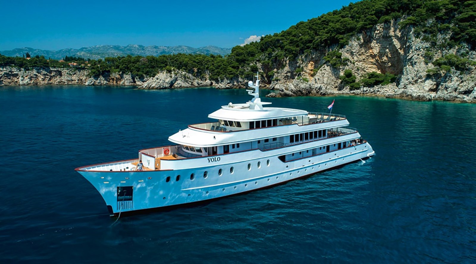 https://s3.amazonaws.com/boss.yatco.com/ForCharter/Vessel/Photo/3251/large_27144.jpg