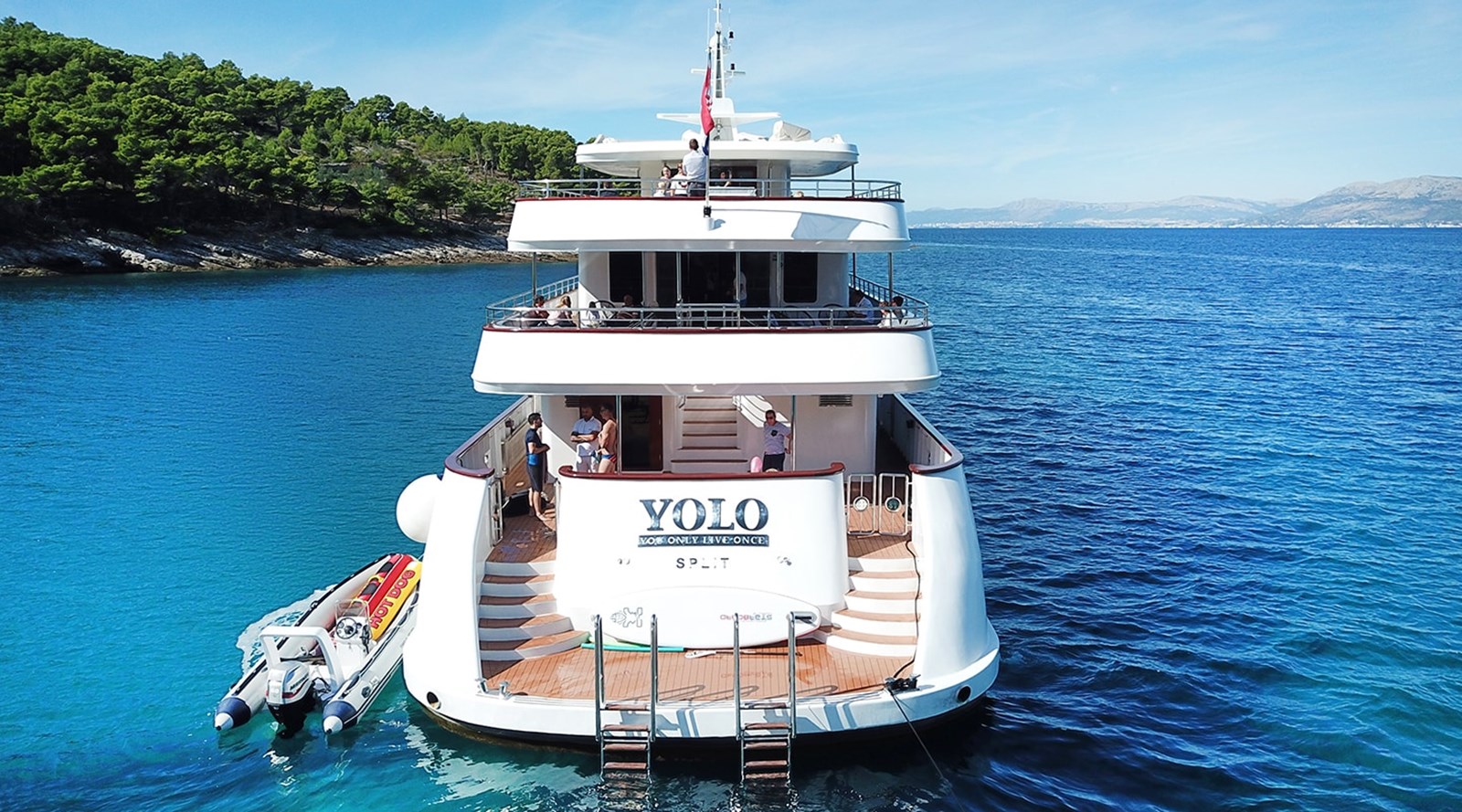 https://s3.amazonaws.com/boss.yatco.com/ForCharter/Vessel/Photo/3251/large_27146.jpg
