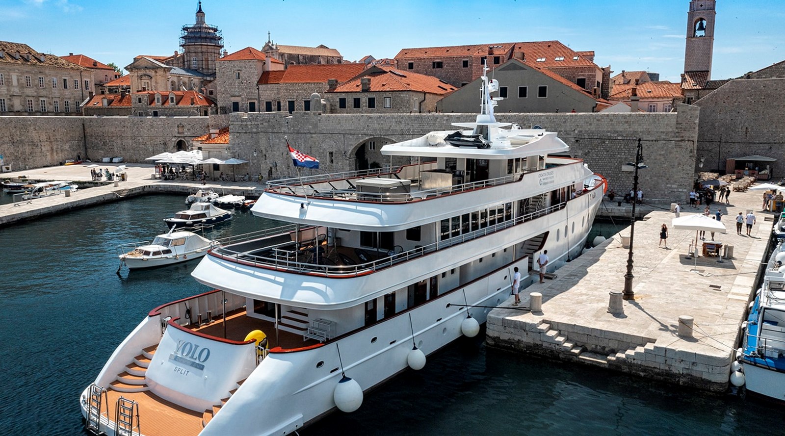 https://s3.amazonaws.com/boss.yatco.com/ForCharter/Vessel/Photo/3251/large_27154.jpg