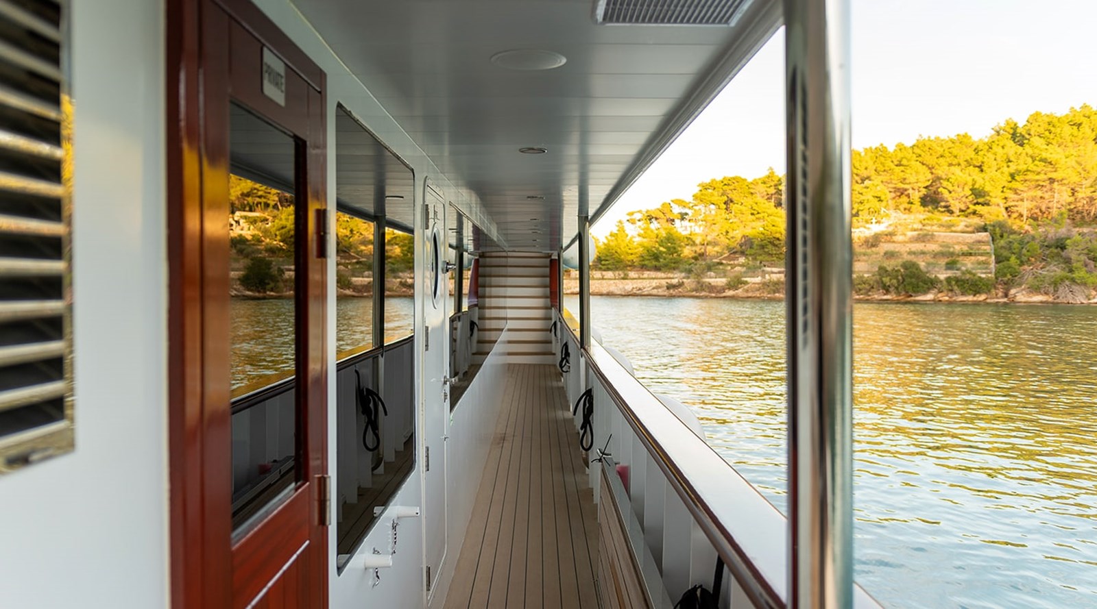 https://s3.amazonaws.com/boss.yatco.com/ForCharter/Vessel/Photo/3251/large_27164.jpg