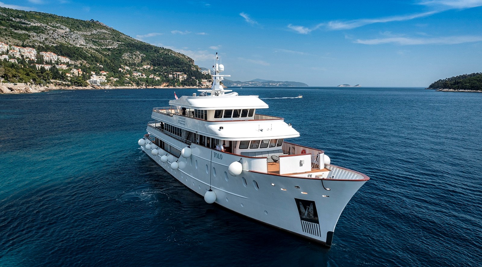 https://s3.amazonaws.com/boss.yatco.com/ForCharter/Vessel/Photo/3251/large_27165.jpg