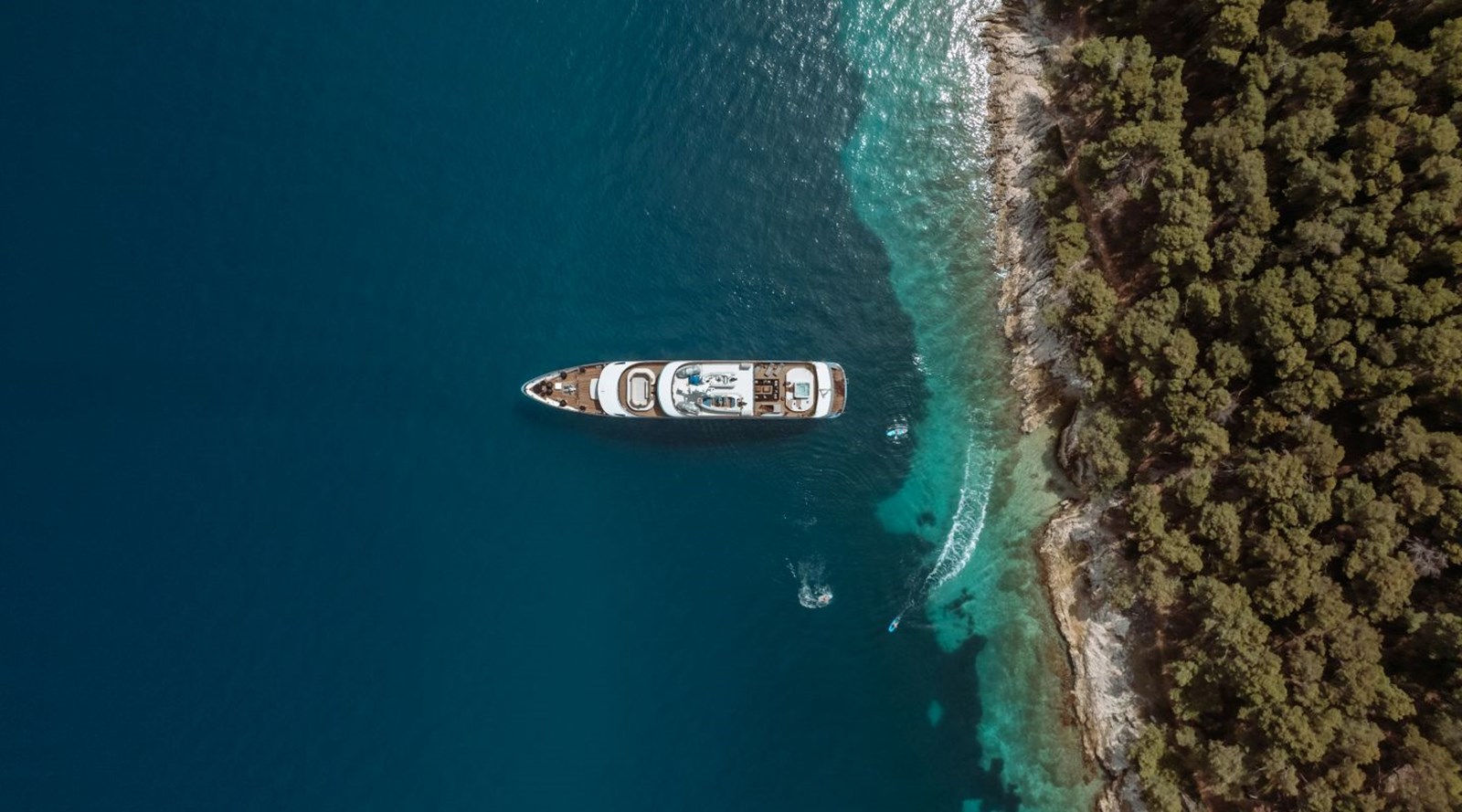 https://s3.amazonaws.com/boss.yatco.com/ForCharter/Vessel/Photo/3252/large_27191.jpg