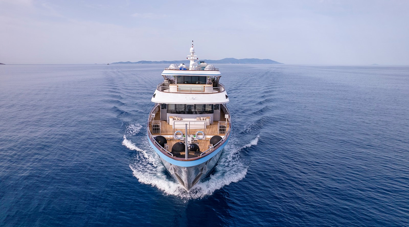https://s3.amazonaws.com/boss.yatco.com/ForCharter/Vessel/Photo/3252/large_27192.jpg
