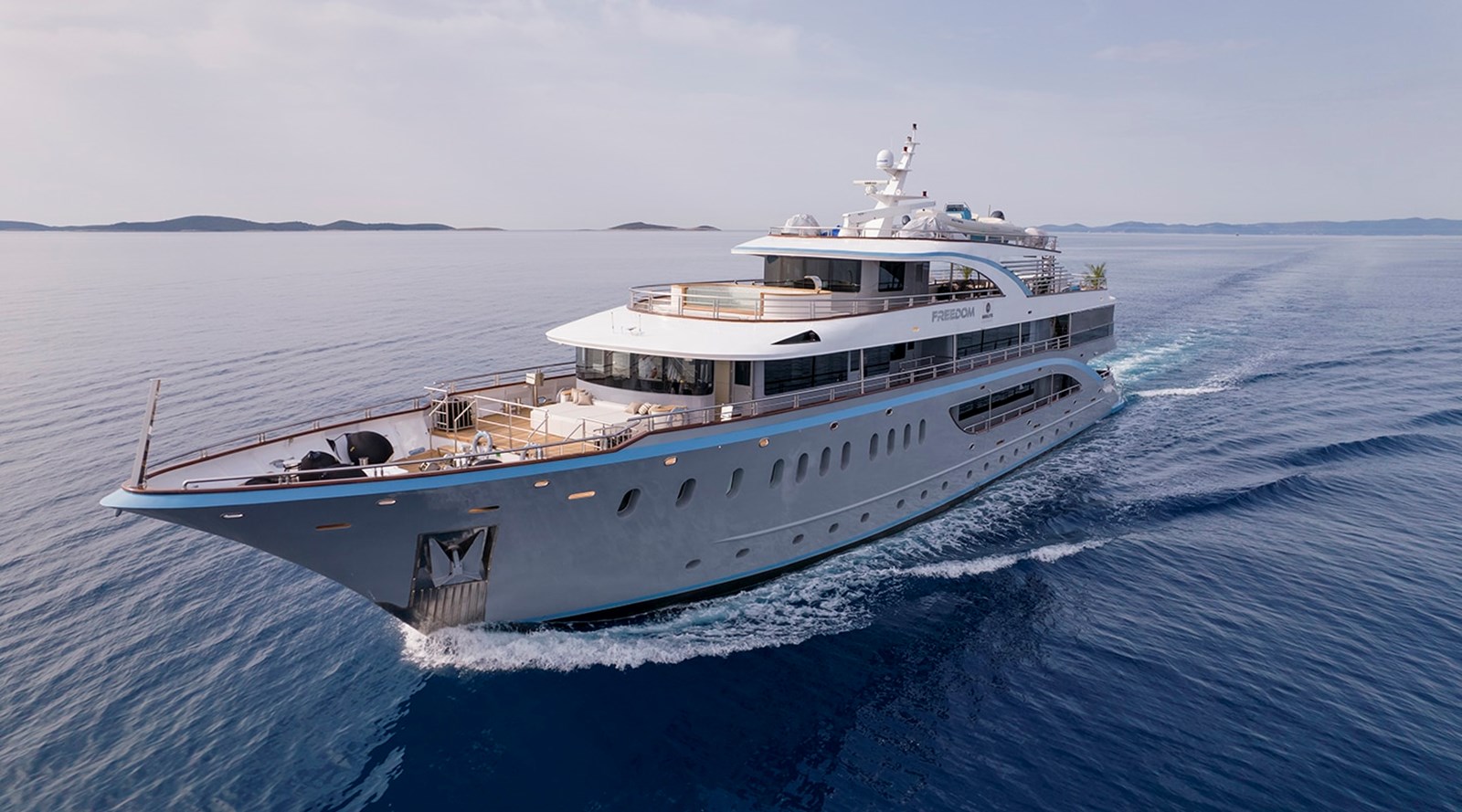 https://s3.amazonaws.com/boss.yatco.com/ForCharter/Vessel/Photo/3252/large_27193.jpg