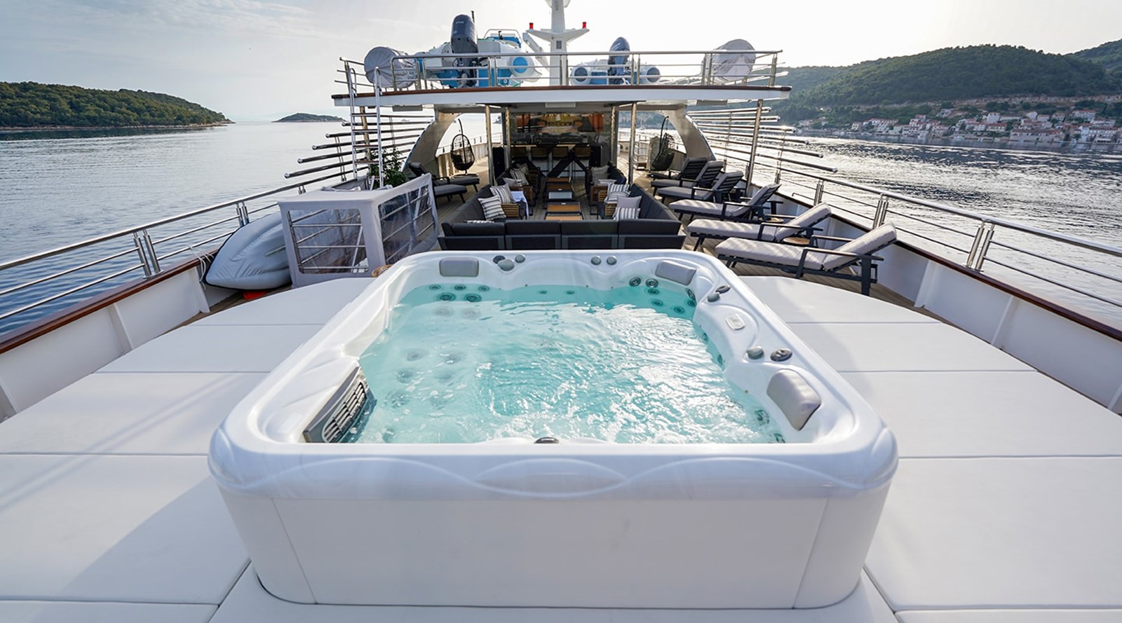 https://s3.amazonaws.com/boss.yatco.com/ForCharter/Vessel/Photo/3252/large_27196.jpg