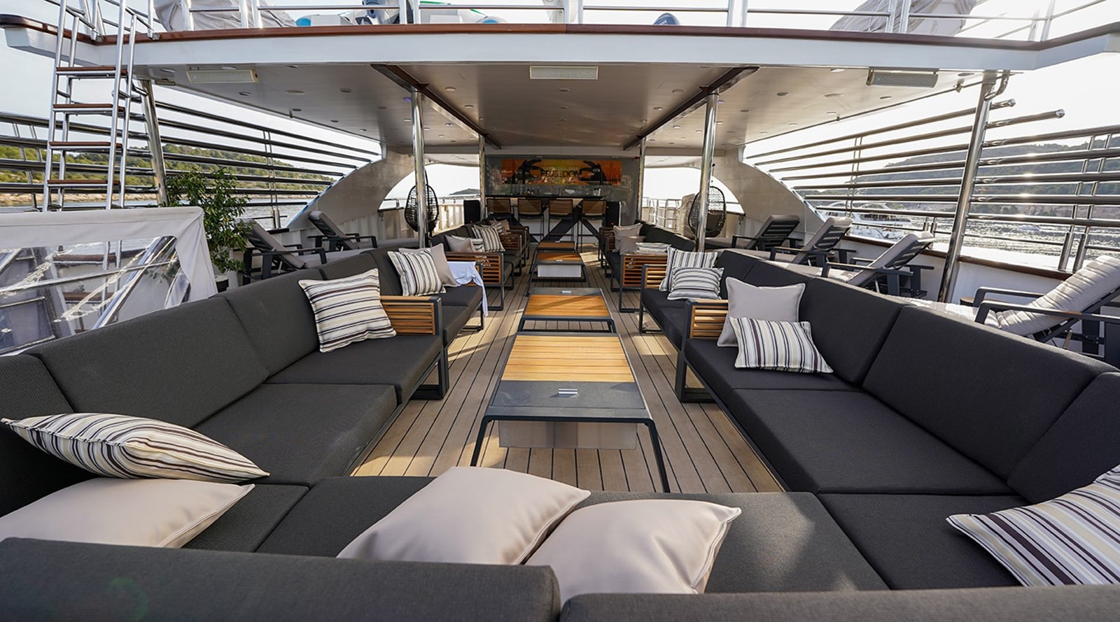 https://s3.amazonaws.com/boss.yatco.com/ForCharter/Vessel/Photo/3252/large_27198.jpg