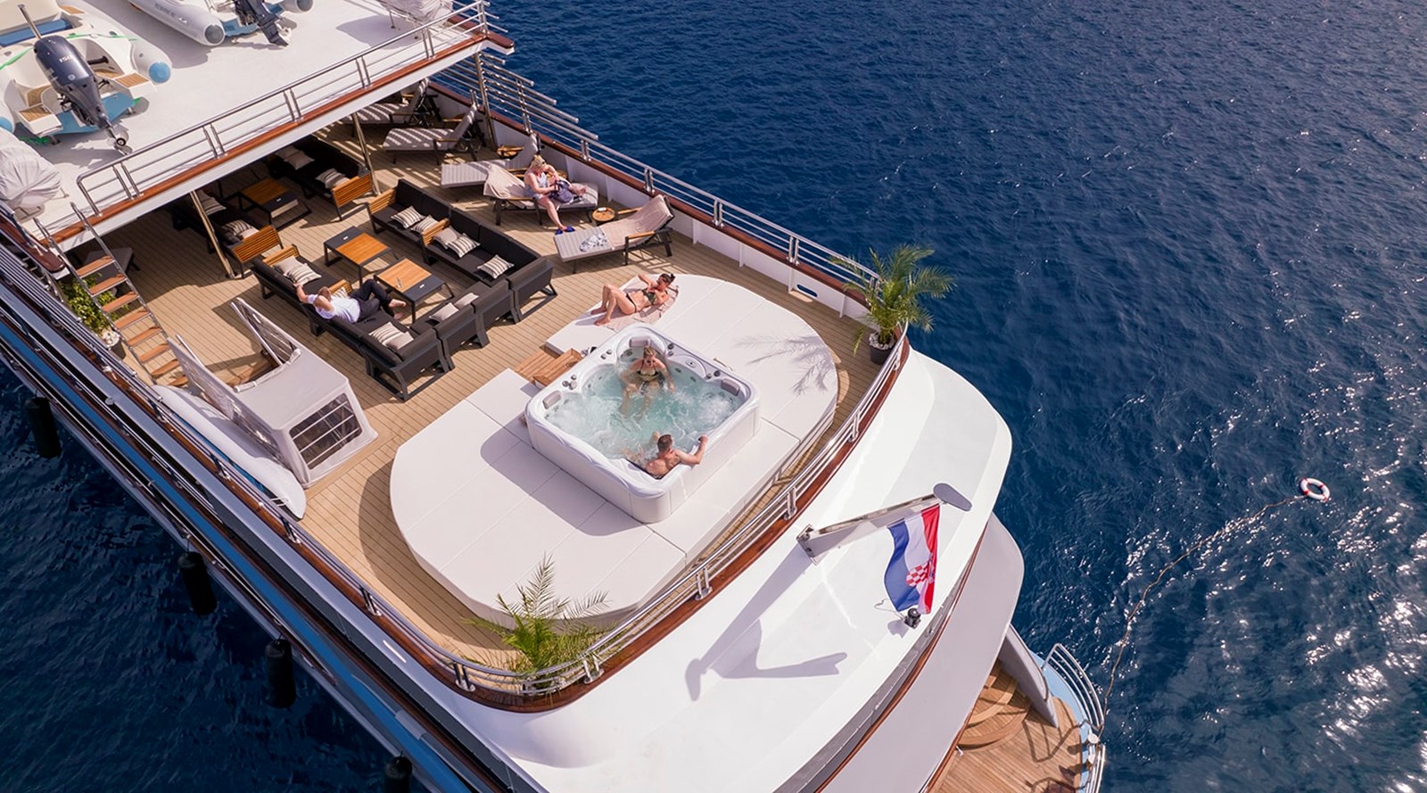 https://s3.amazonaws.com/boss.yatco.com/ForCharter/Vessel/Photo/3252/large_27199.jpg