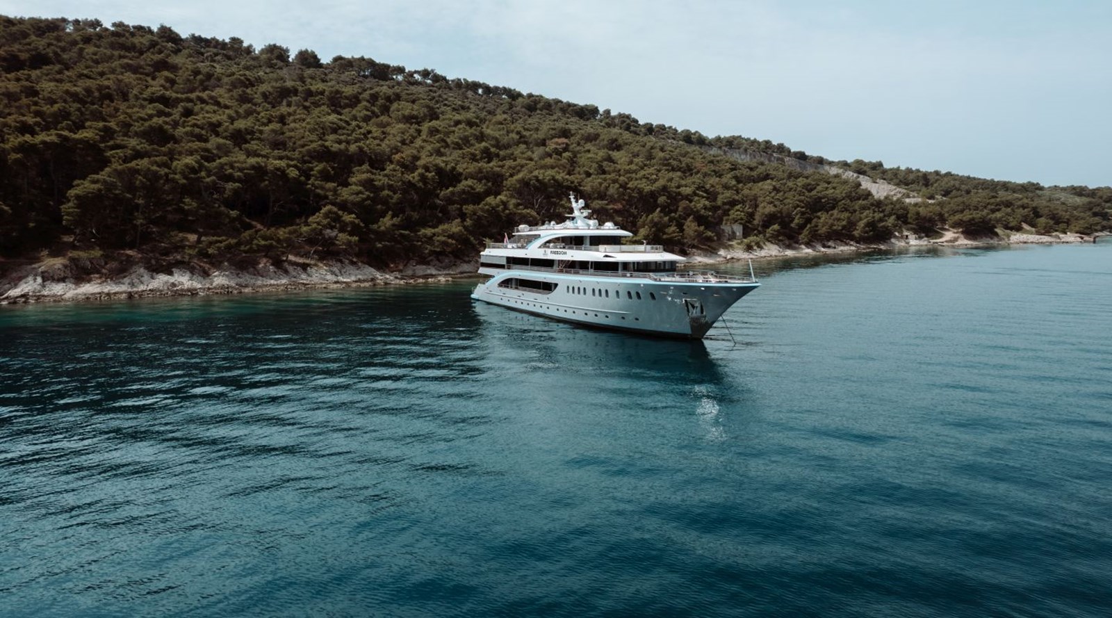 https://s3.amazonaws.com/boss.yatco.com/ForCharter/Vessel/Photo/3252/large_27200.jpg