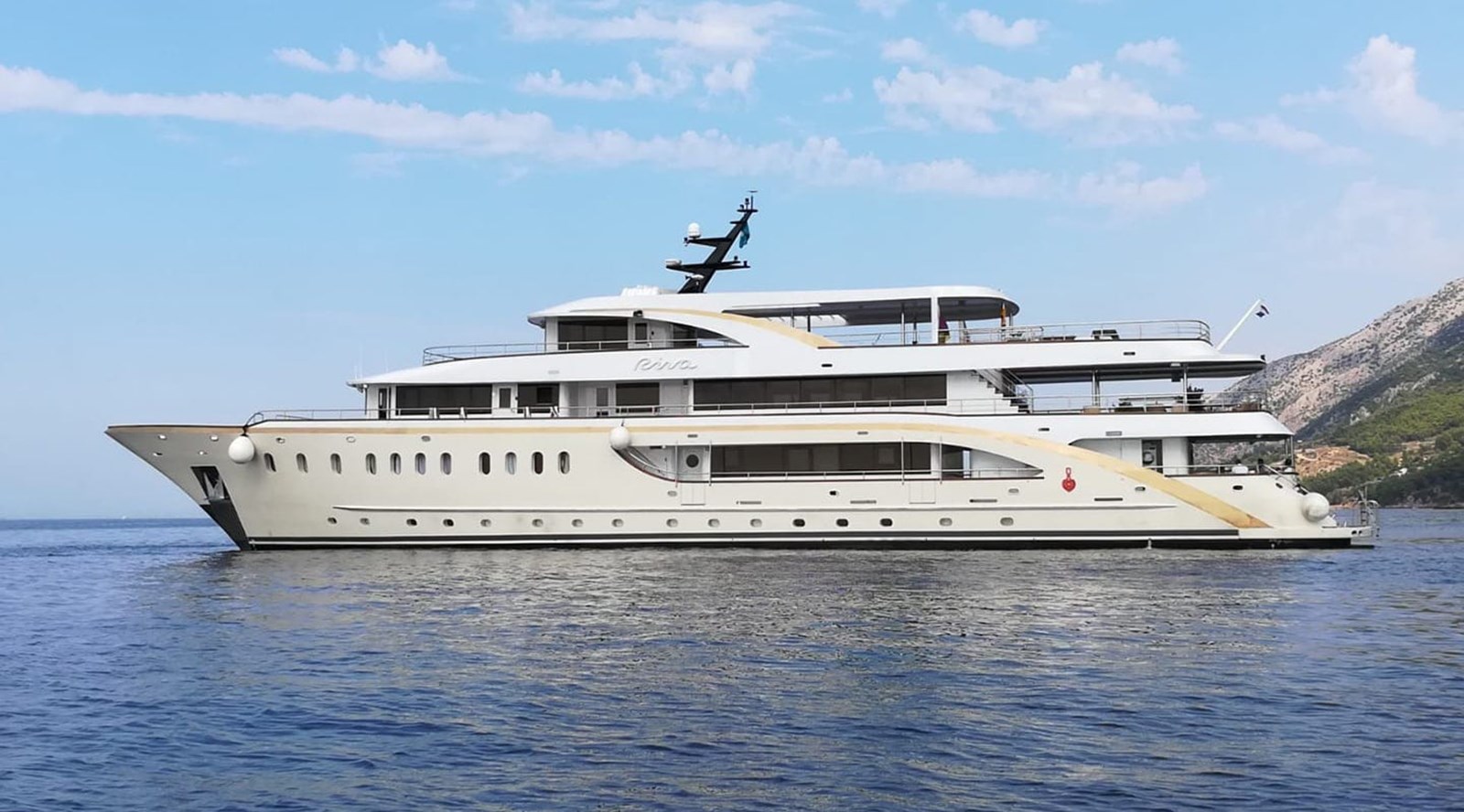 https://s3.amazonaws.com/boss.yatco.com/ForCharter/Vessel/Photo/3253/large_27205.jpg
