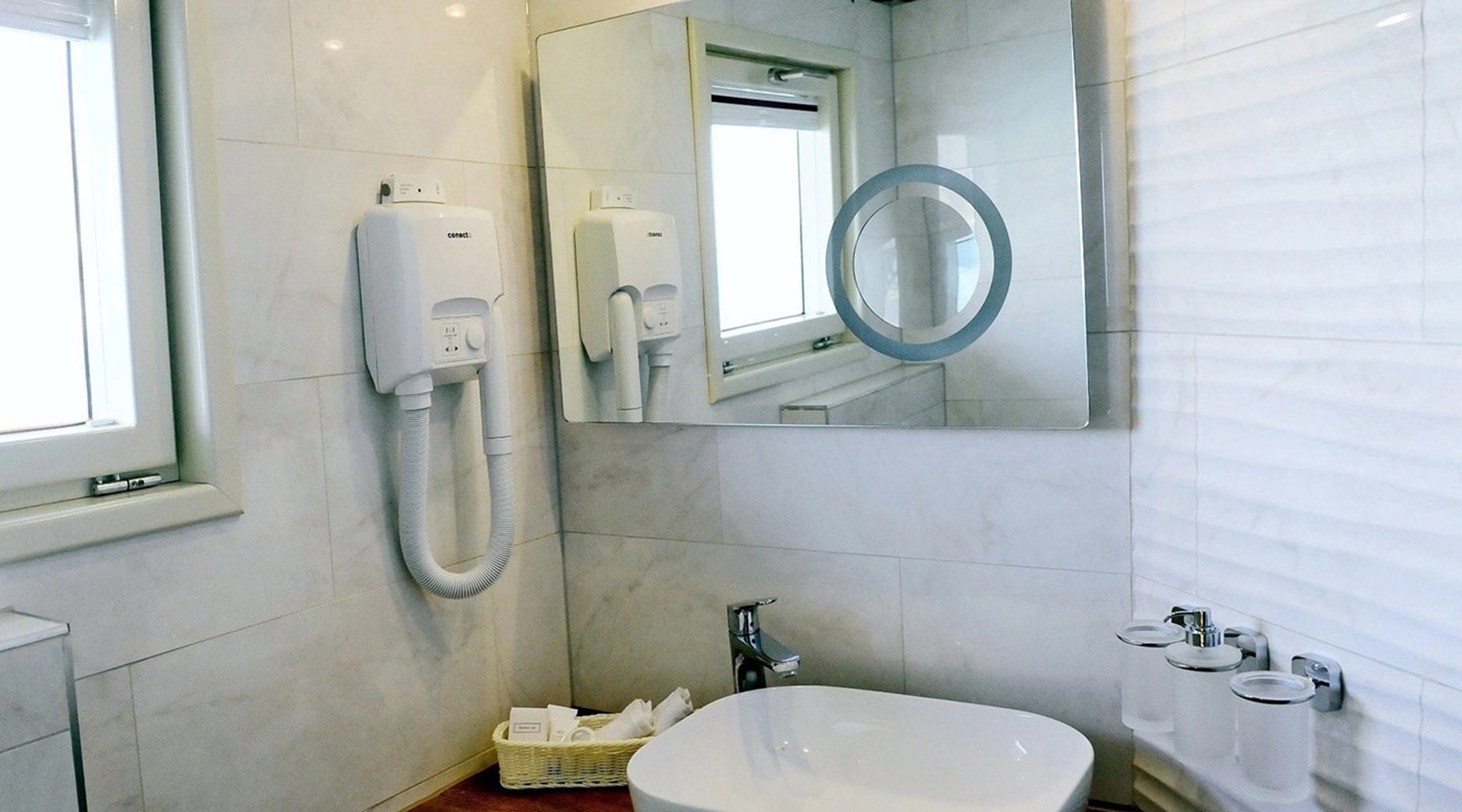 https://s3.amazonaws.com/boss.yatco.com/ForCharter/Vessel/Photo/3253/large_27207.jpg
