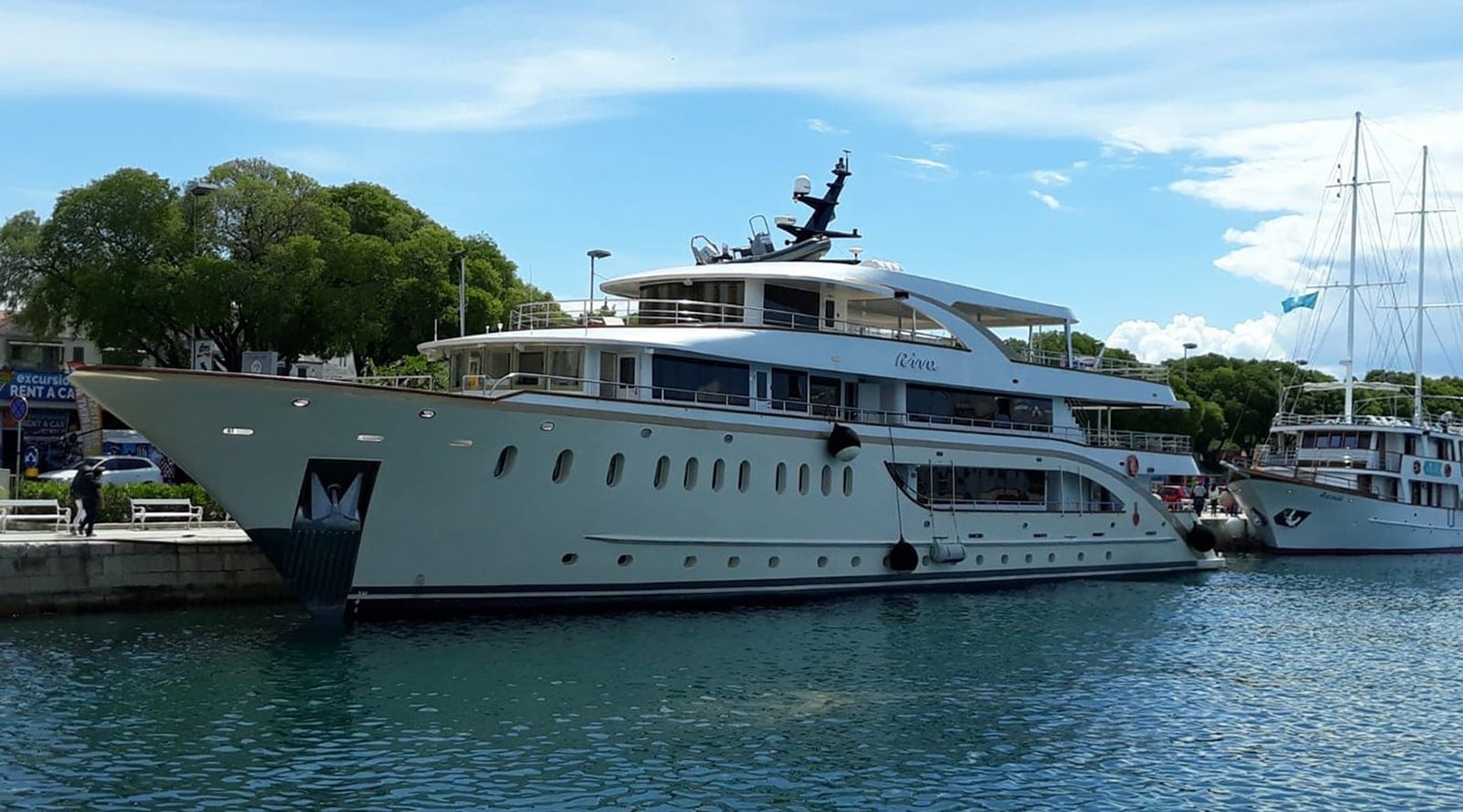 https://s3.amazonaws.com/boss.yatco.com/ForCharter/Vessel/Photo/3253/large_27214.jpg