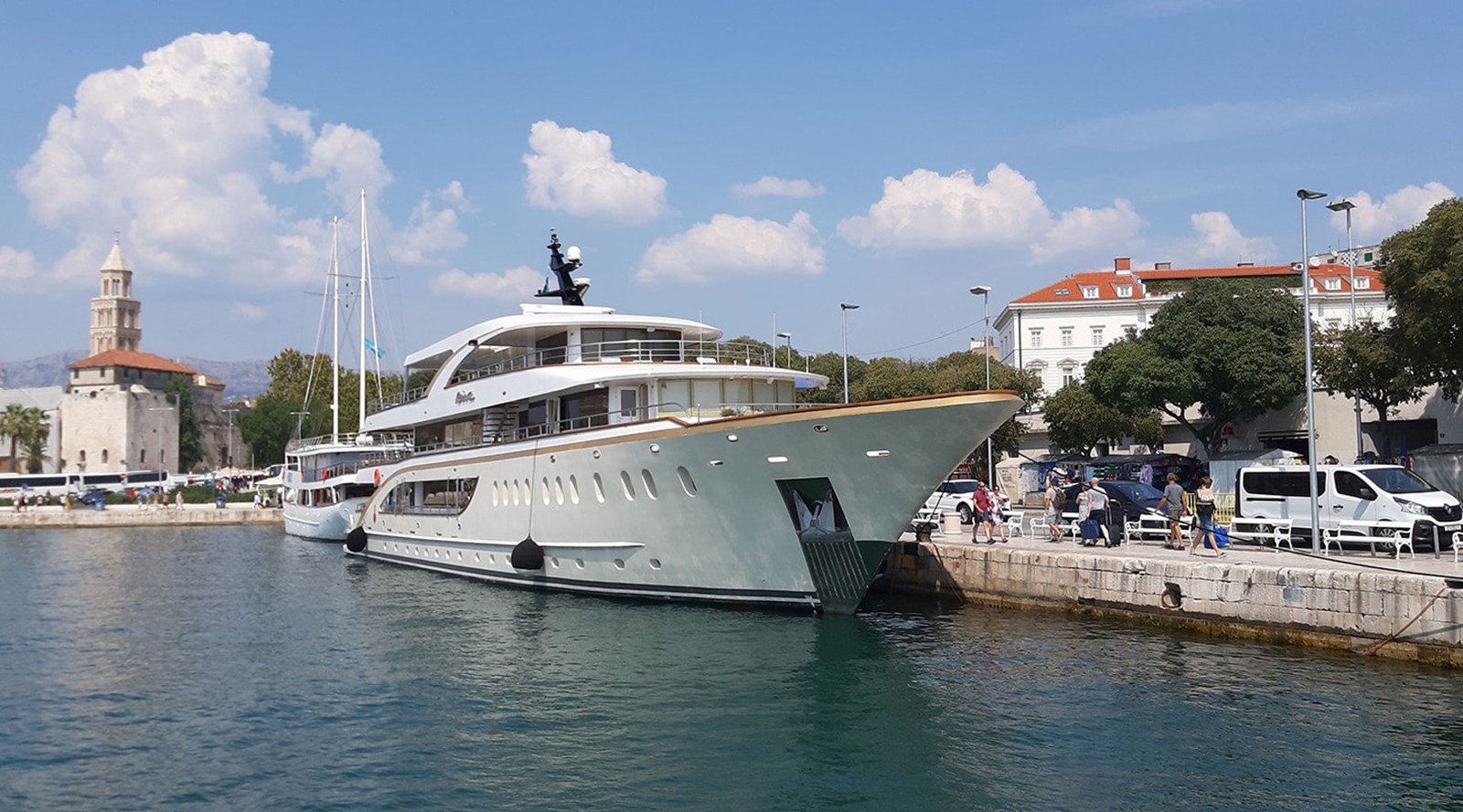 https://s3.amazonaws.com/boss.yatco.com/ForCharter/Vessel/Photo/3253/large_27217.jpg