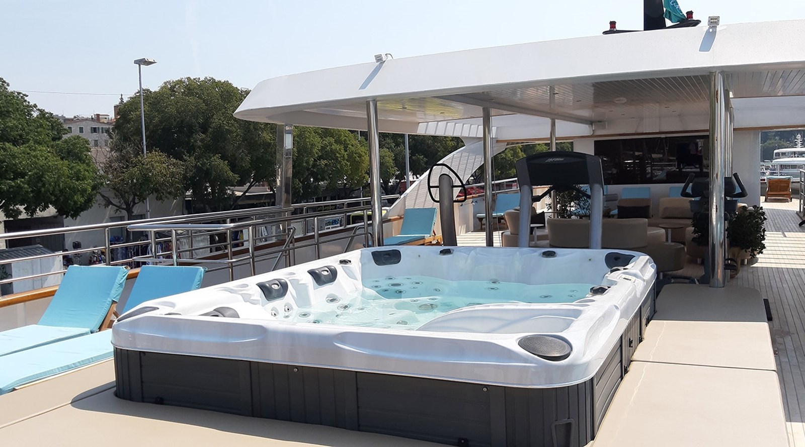 https://s3.amazonaws.com/boss.yatco.com/ForCharter/Vessel/Photo/3253/large_27220.jpg