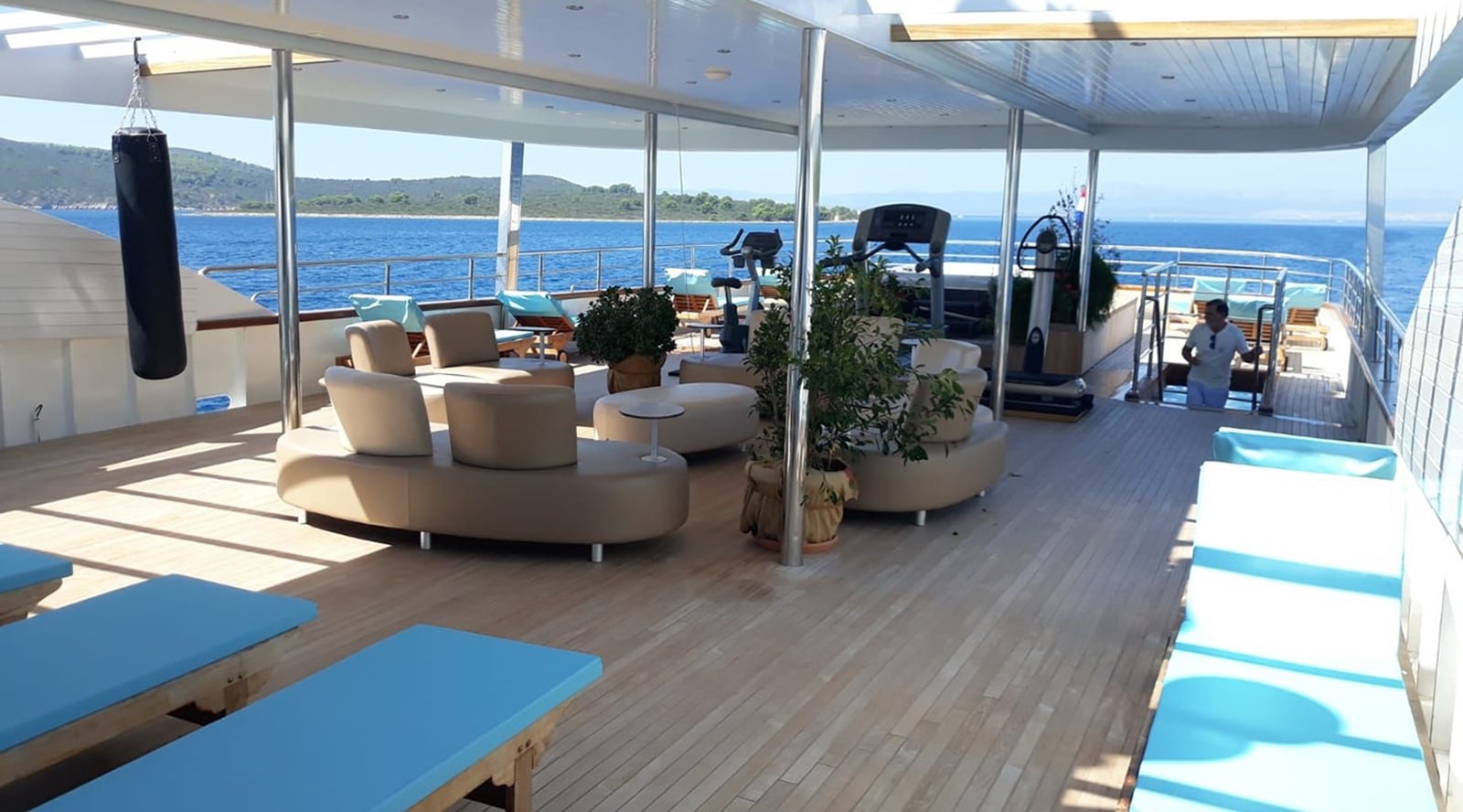 https://s3.amazonaws.com/boss.yatco.com/ForCharter/Vessel/Photo/3253/large_27222.jpg
