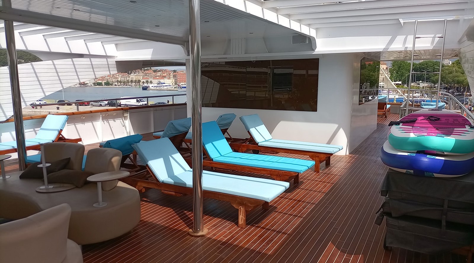 https://s3.amazonaws.com/boss.yatco.com/ForCharter/Vessel/Photo/3253/large_27229.jpg