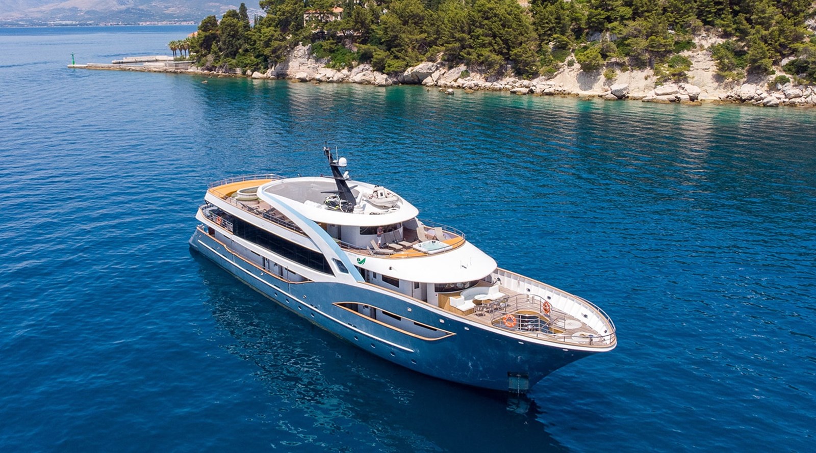 https://s3.amazonaws.com/boss.yatco.com/ForCharter/Vessel/Photo/3254/large_27233.jpg
