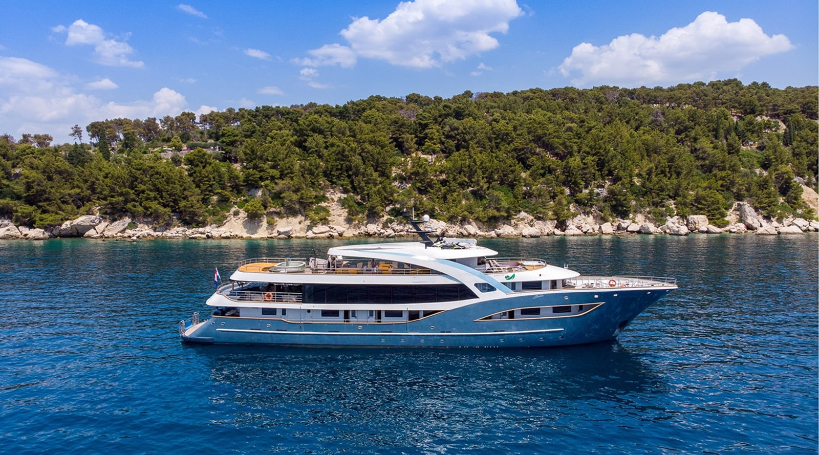 https://s3.amazonaws.com/boss.yatco.com/ForCharter/Vessel/Photo/3254/large_27235.jpg