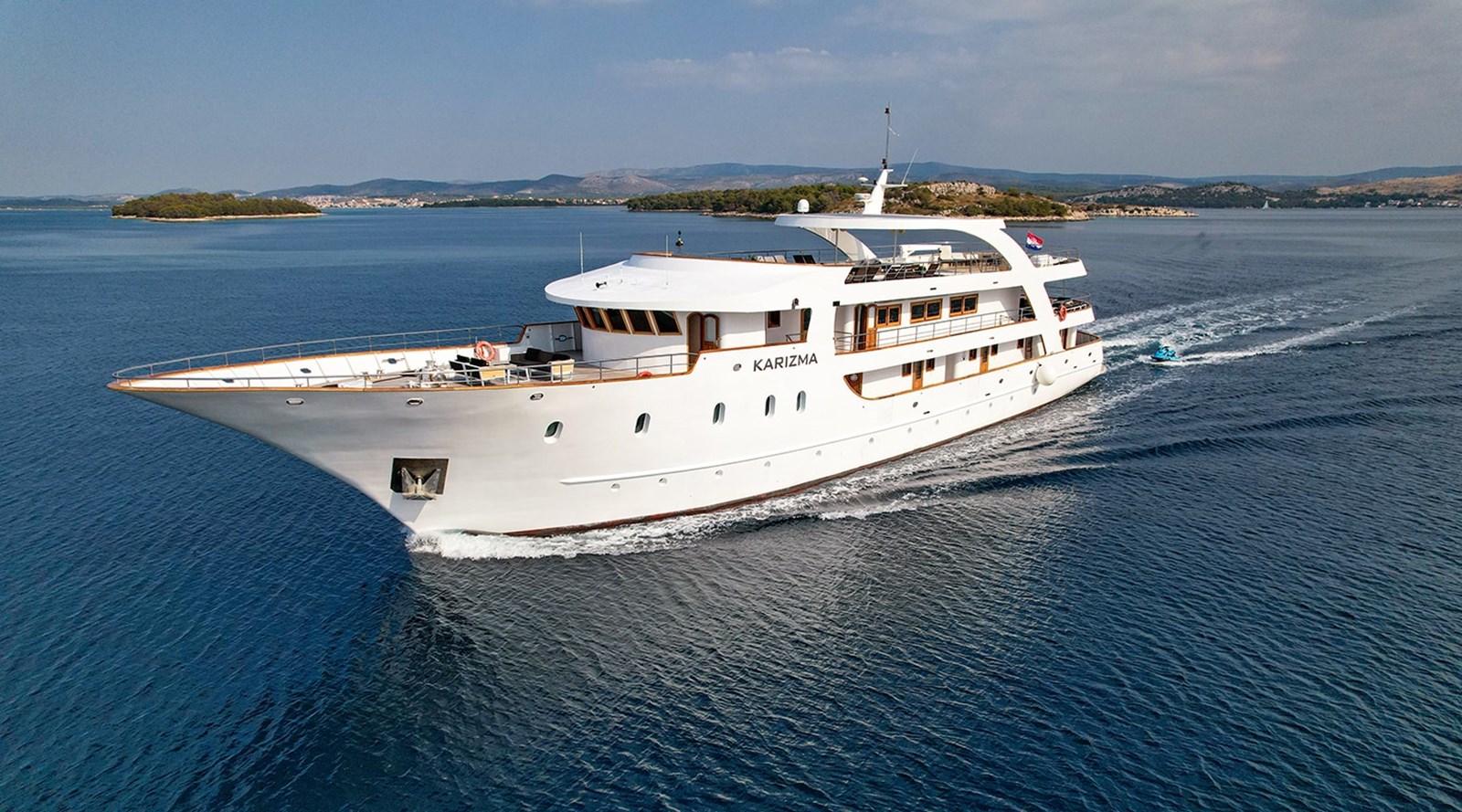 https://s3.amazonaws.com/boss.yatco.com/ForCharter/Vessel/Photo/3255/large_27276.jpg