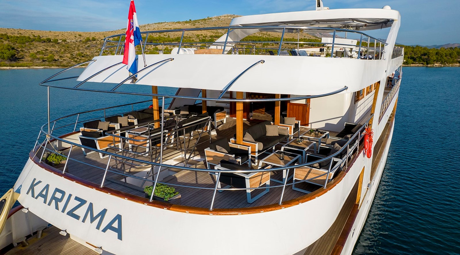 https://s3.amazonaws.com/boss.yatco.com/ForCharter/Vessel/Photo/3255/large_27279.jpg