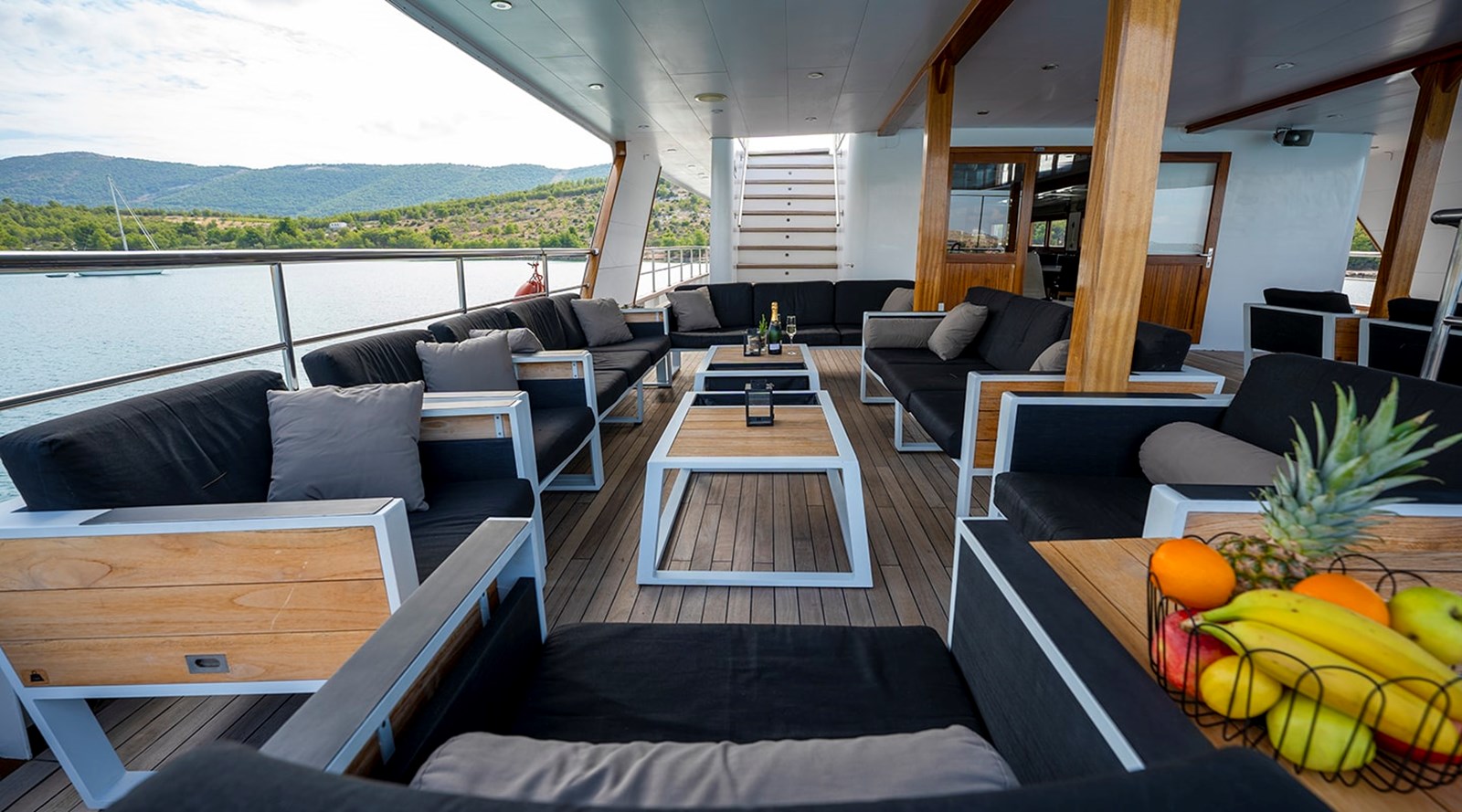 https://s3.amazonaws.com/boss.yatco.com/ForCharter/Vessel/Photo/3255/large_27280.jpg