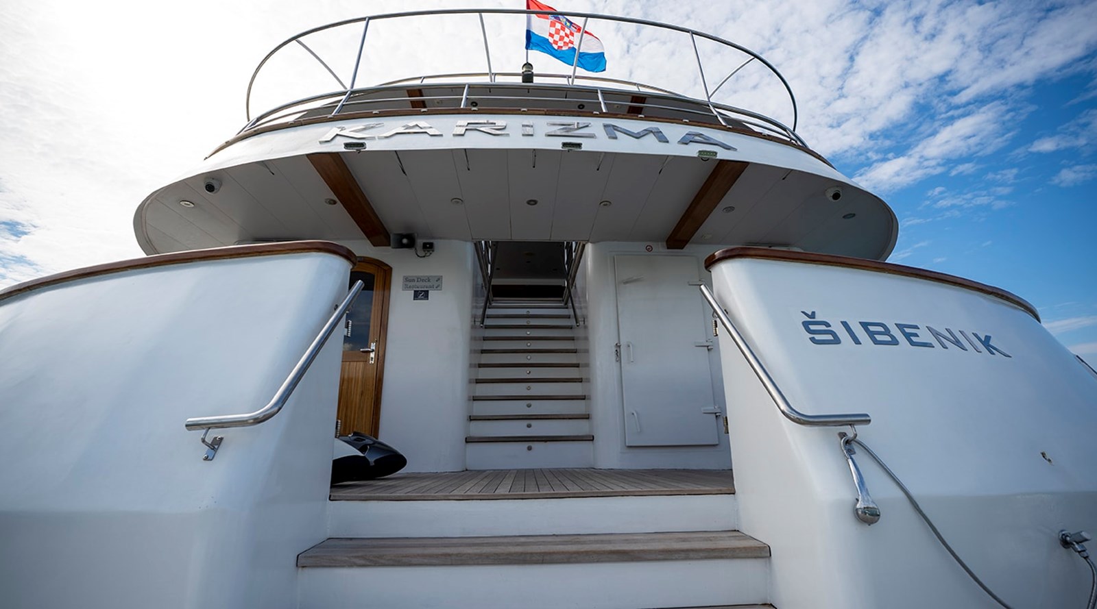 https://s3.amazonaws.com/boss.yatco.com/ForCharter/Vessel/Photo/3255/large_27281.jpg