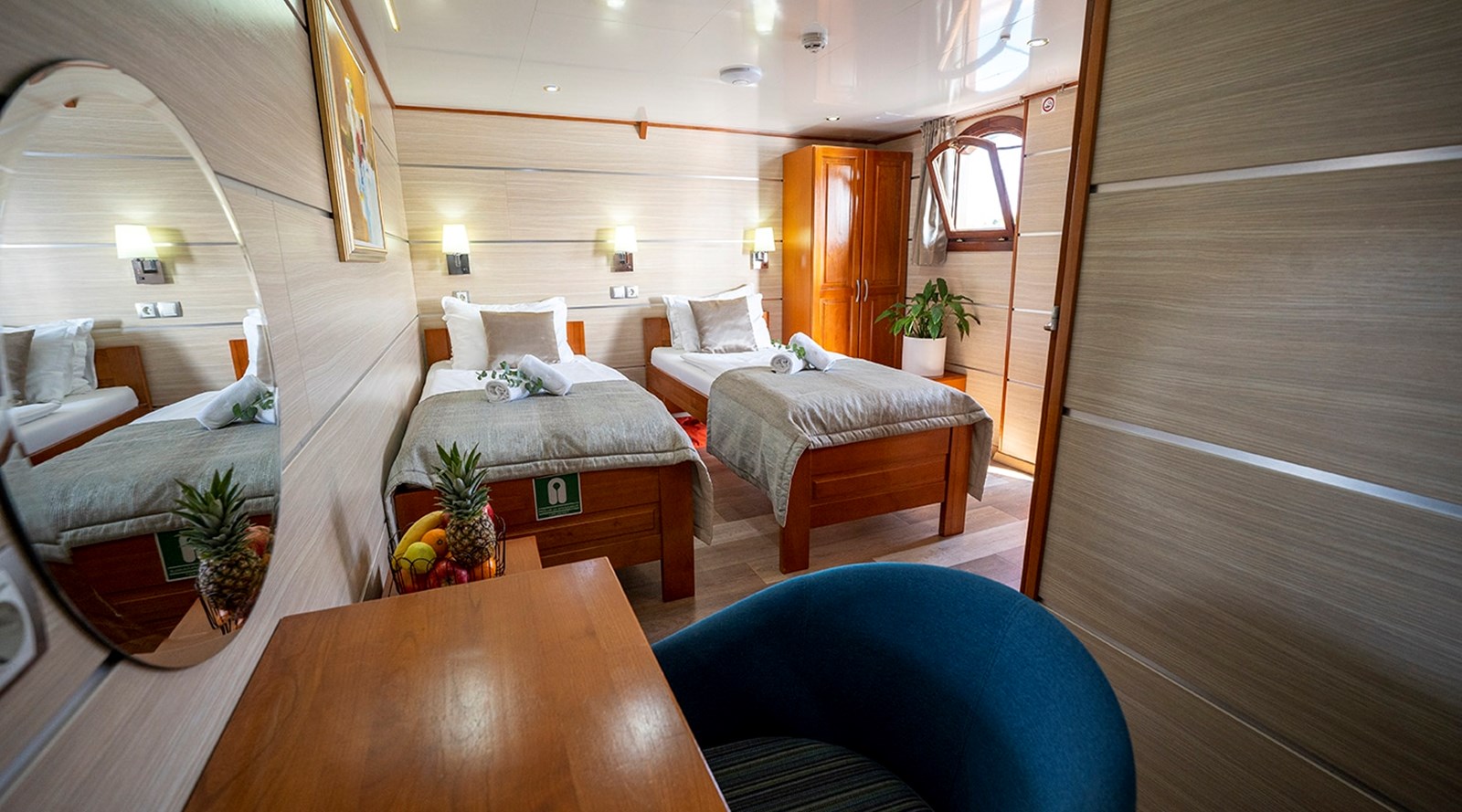 https://s3.amazonaws.com/boss.yatco.com/ForCharter/Vessel/Photo/3255/large_27290.jpg