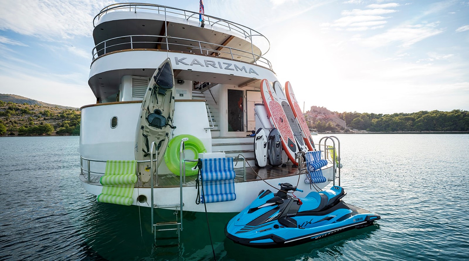 https://s3.amazonaws.com/boss.yatco.com/ForCharter/Vessel/Photo/3255/large_27291.jpg