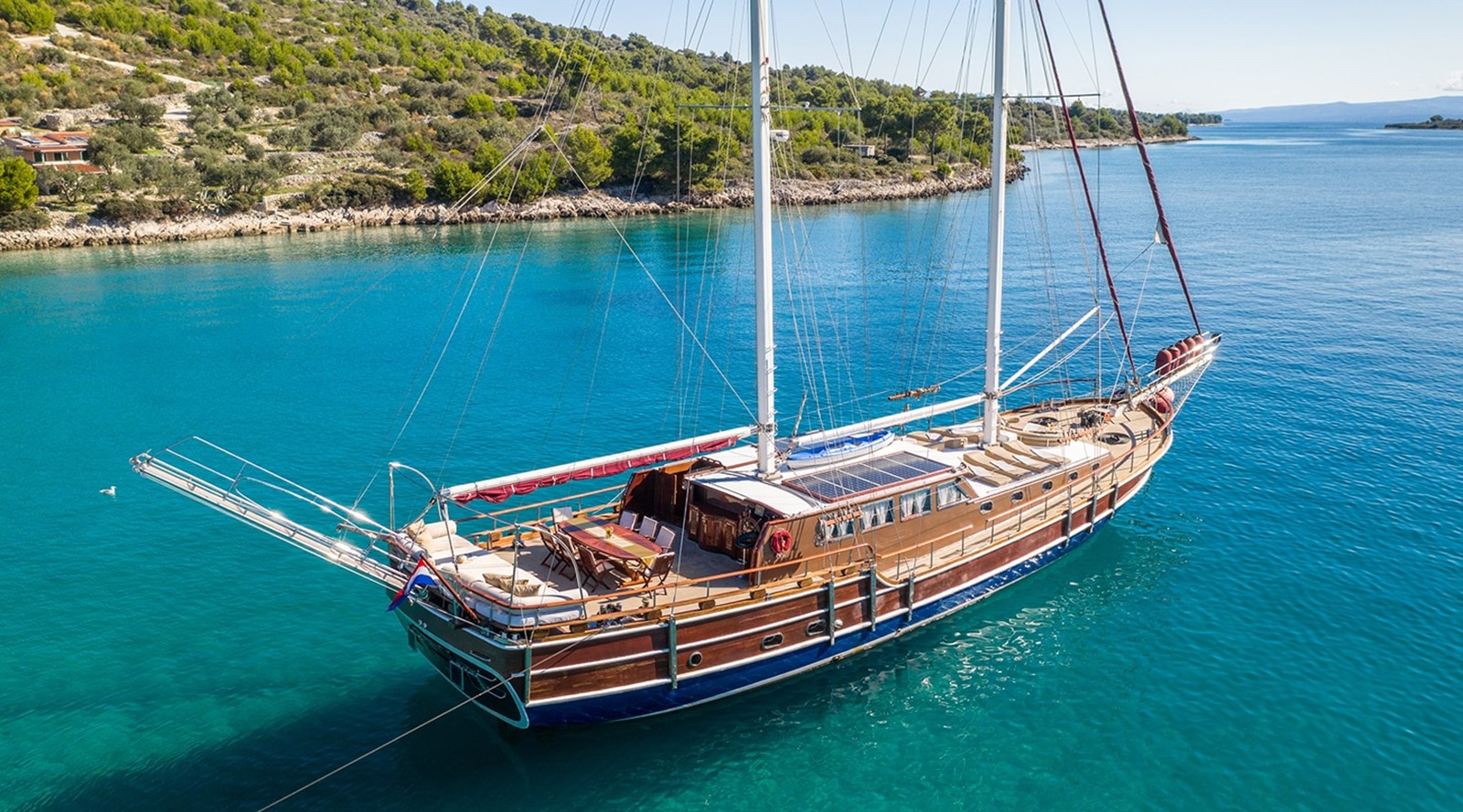 https://s3.amazonaws.com/boss.yatco.com/ForCharter/Vessel/Photo/3256/large_27293.jpg