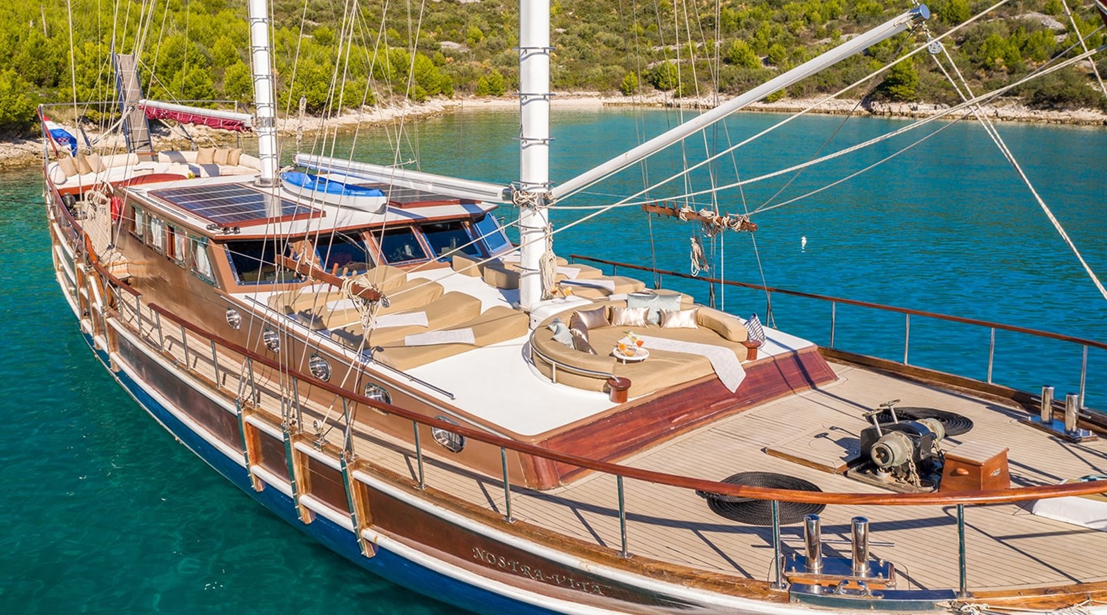 https://s3.amazonaws.com/boss.yatco.com/ForCharter/Vessel/Photo/3256/large_27294.jpg